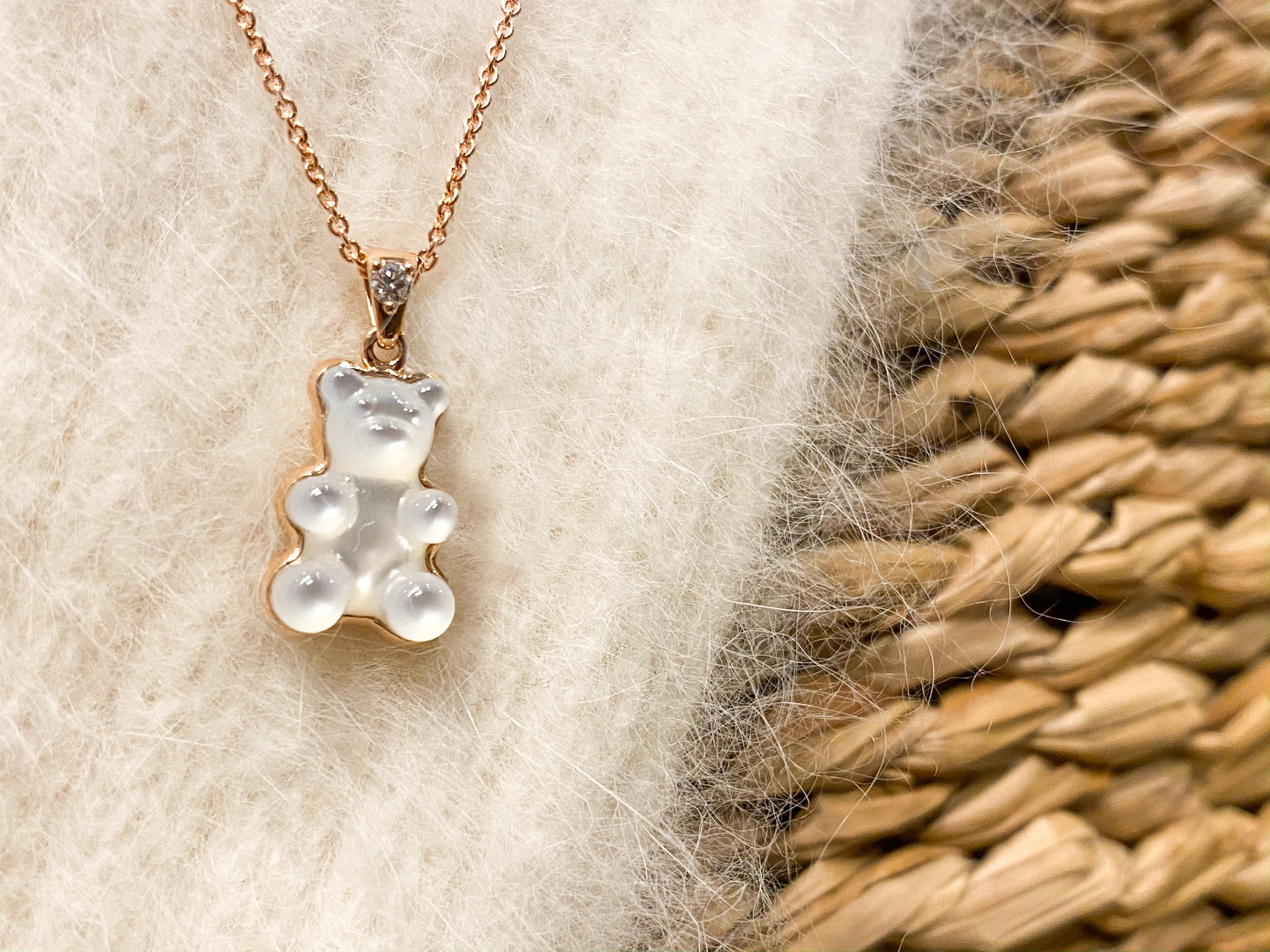 Mother Of Pearl brings the gentle healing power of the sea. It is a stress relieving stone that stimulates our intuition, imagination, sensitivity and adaptability.

Provenance stone: Korea 
Stone: Natural Pearl
Size bear: 8,5mm (measured without