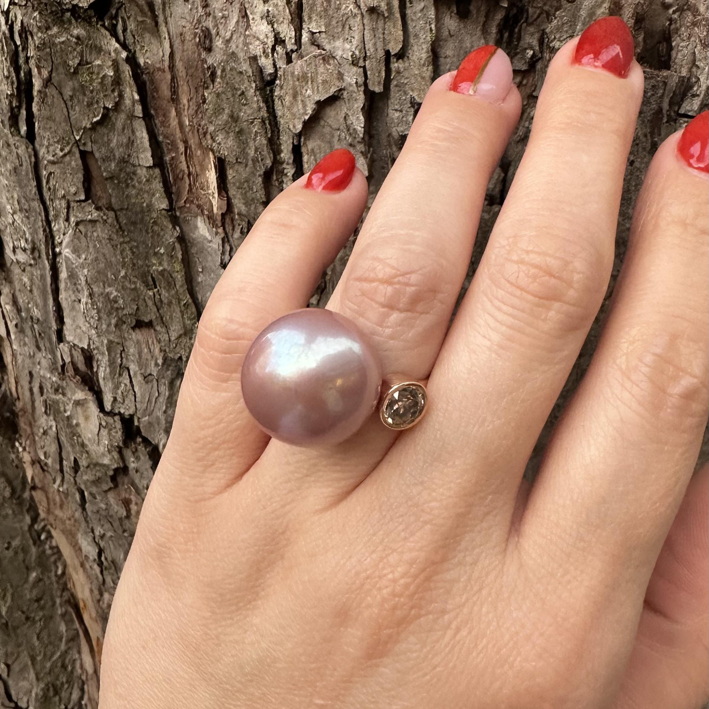 Anello in oro rosa 18 carati GIA con perla grande rosa violacea e diamante rotondo Fancy Diamond in vendita 5