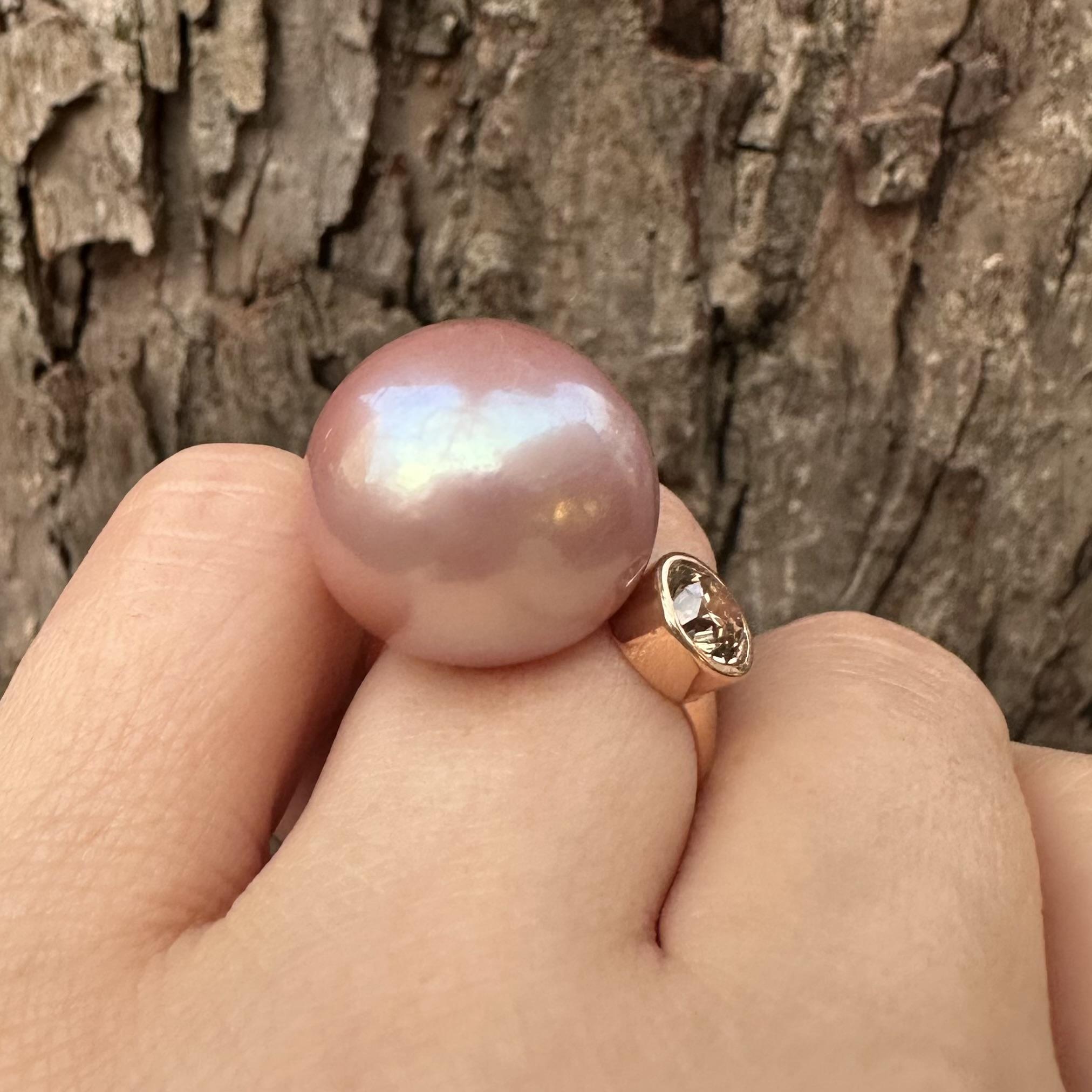 Anello in oro rosa 18 carati GIA con perla grande rosa violacea e diamante rotondo Fancy Diamond in vendita 7