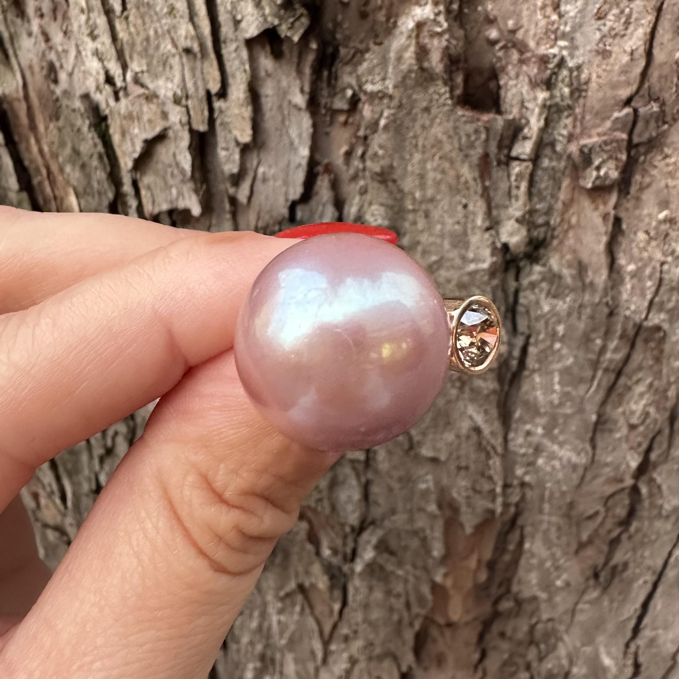 Anello in oro rosa 18 carati GIA con perla grande rosa violacea e diamante rotondo Fancy Diamond in vendita 8