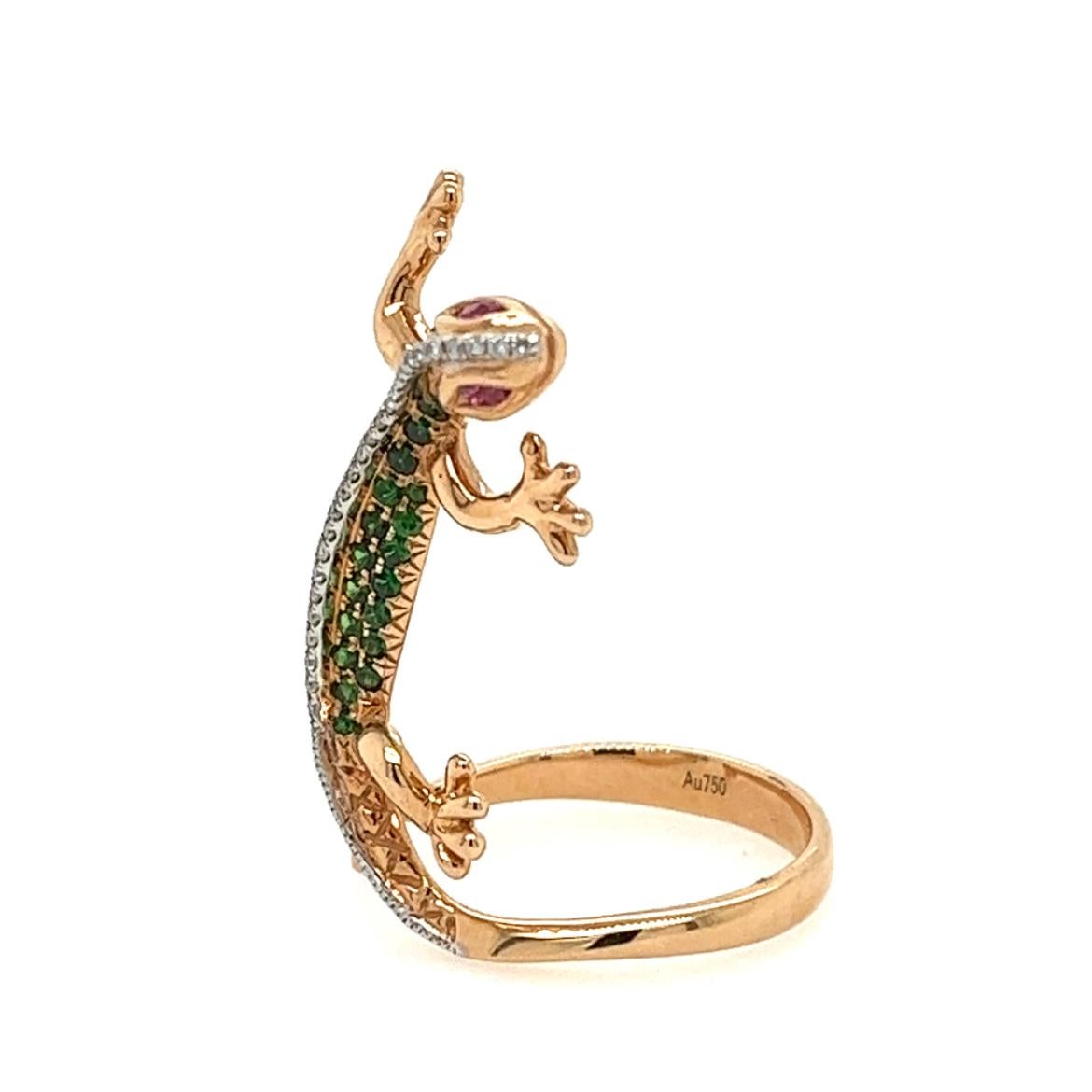 Anello Lizard in oro rosa 18K con granato verde e rubino e diamanti

28 diamanti - 0,11 CT
42 Greene & Greene - 0,63 CT
2 Rubini - 0,07 CT
Oro rosa 18K - 6,39 GM

Il corpo della lucertola è ornato da un'affascinante serie di gemme vibranti.