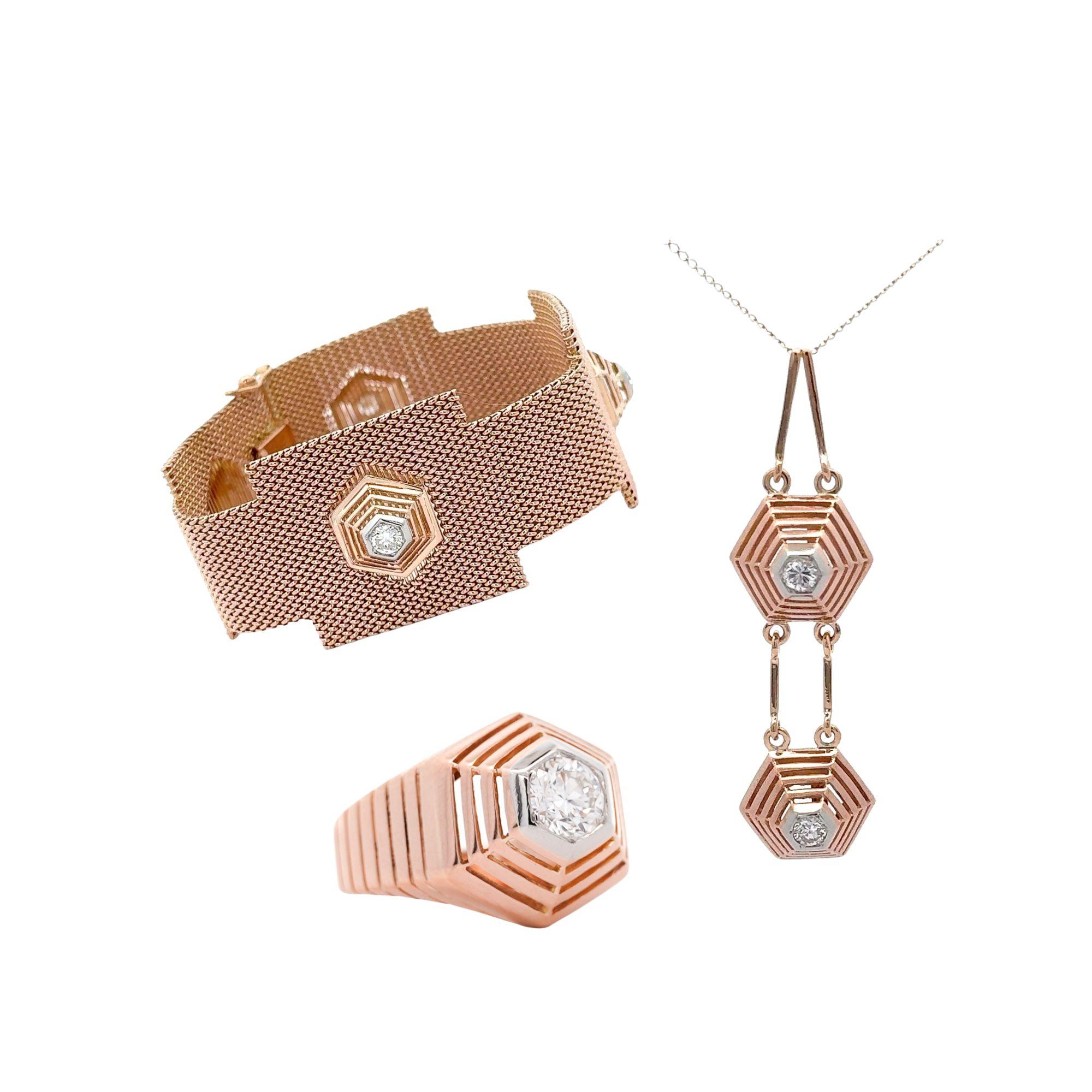 18K Rose Gold Hexagonal Motif Mesh Finish Jewelry Set. Featuring a Textured Diamond solitaire Ring, Mesh Finish Bracelet, and Textured 2-Piece Drop Diamond Pendant Necklace.


Details:
Item Type: Jewelry Set; Ring, Bracelet, Pendant Set
Metal: 18K