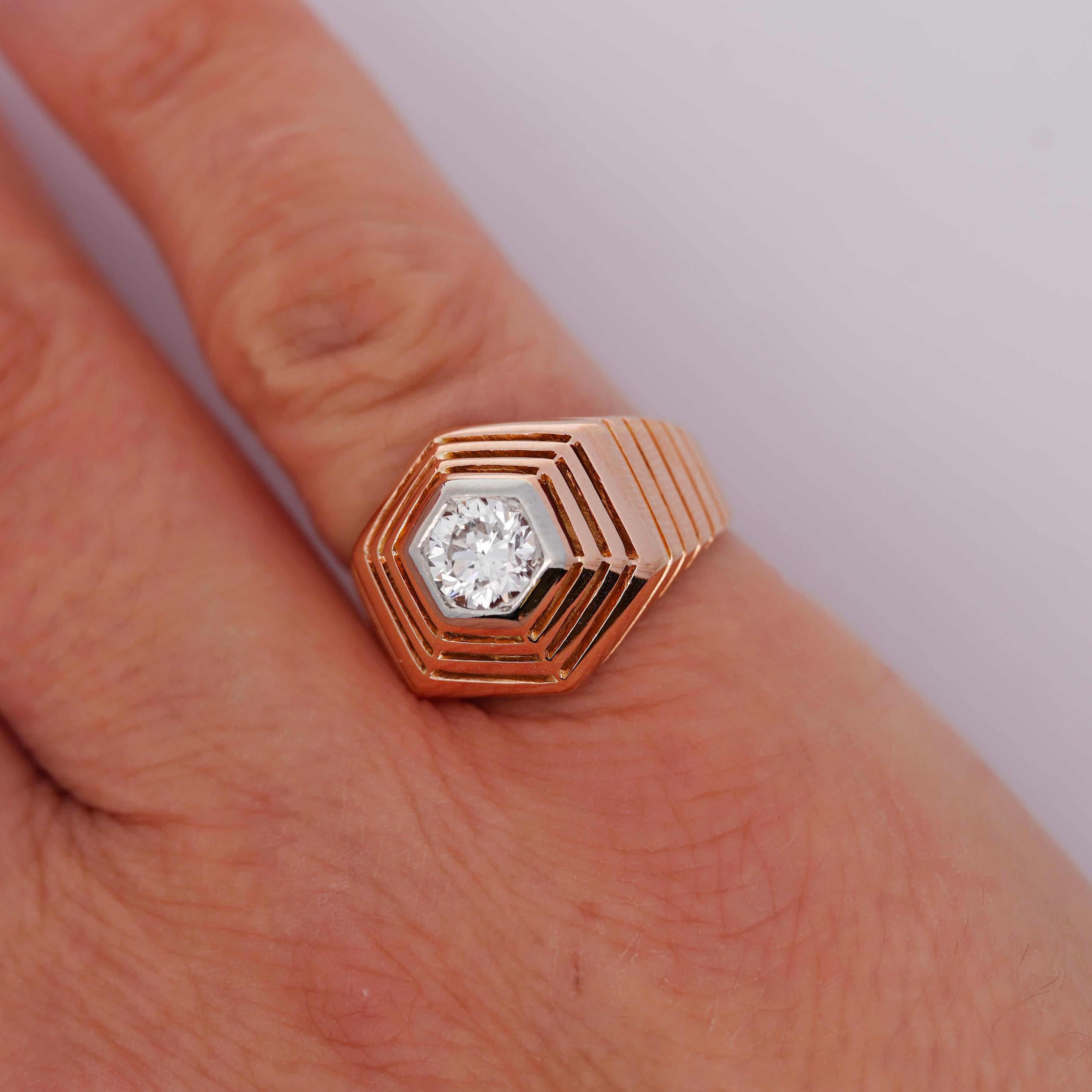 18K Rose Gold Hexagonal Shape Mesh Finish Ring, Bracelet, Pendant Set In Excellent Condition For Sale In Miami, FL