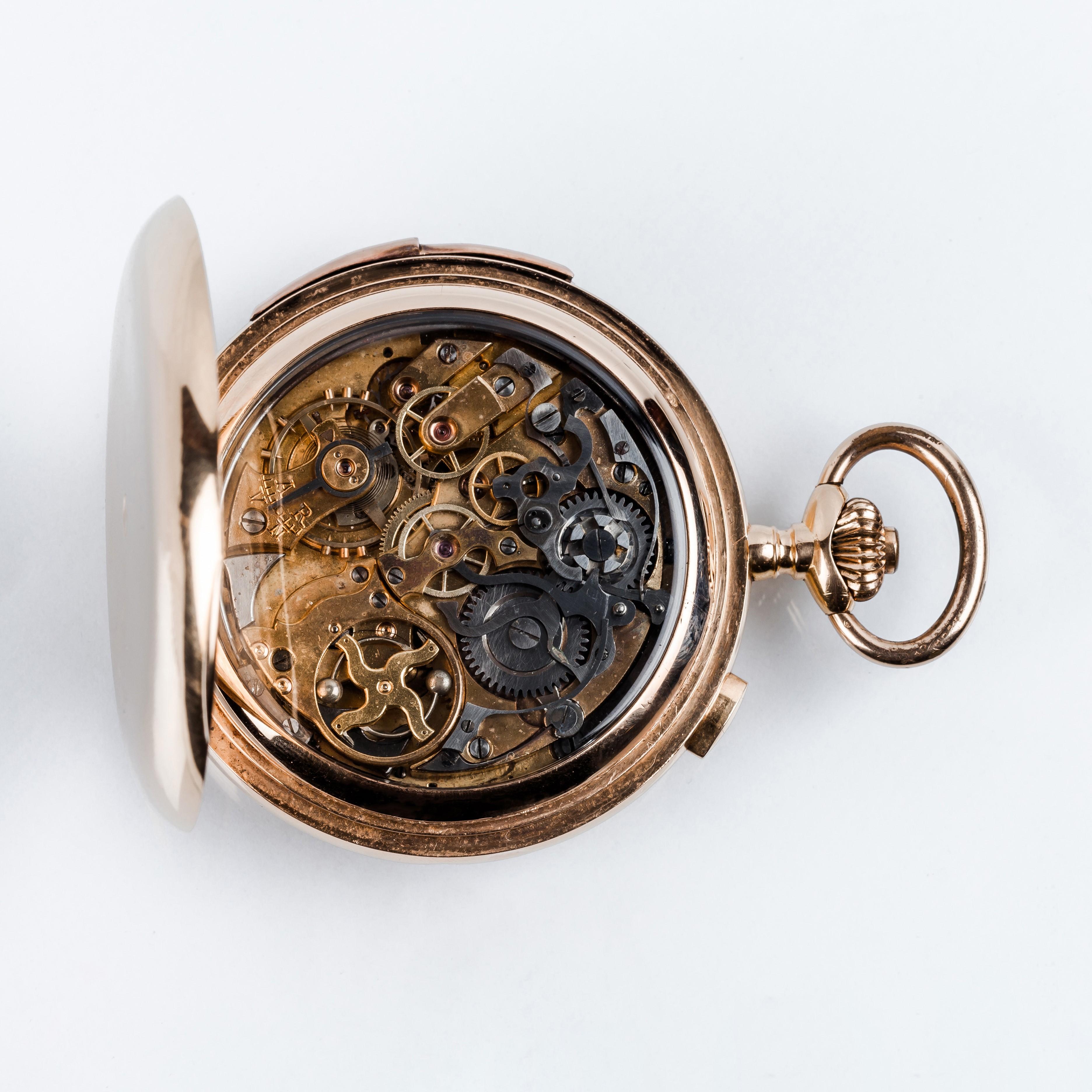 18K Rose Gold Hunter-Gehäuse Schweizer Taschenuhr ANGELUS #40283.
Cronograph mit Uhr- und Viertelstundenschlag auf Anfrage.
58 mm/2,28 Zoll Gehäuse mit drei Deckeln aus Rotgold.
Außendeckel aus Guillochè, Hauptdeckel mit zentraler Plakette und