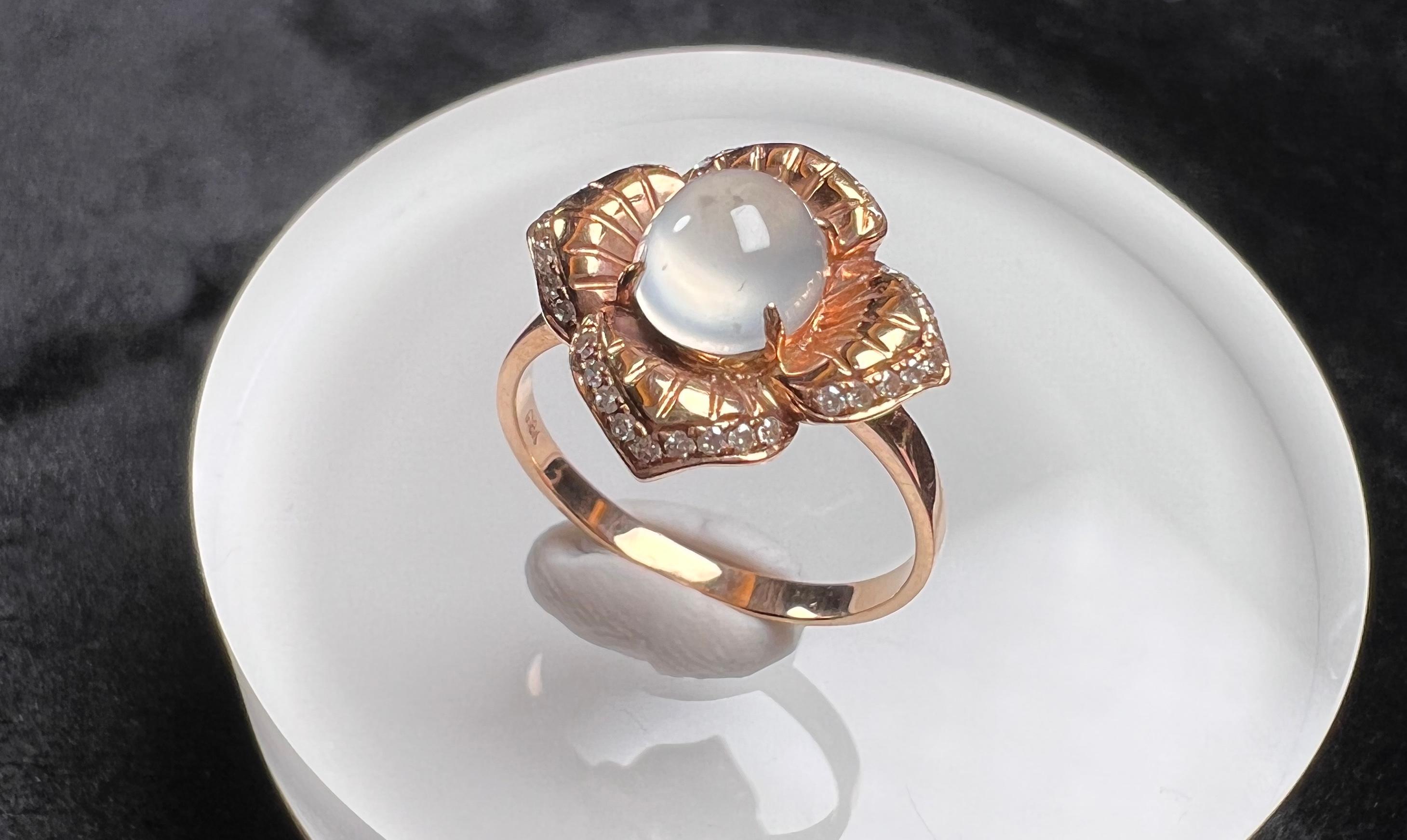 18K Rose Gold Icy Jadeite Diamond Flower Ring Cocktail Ring In New Condition For Sale In London, GB