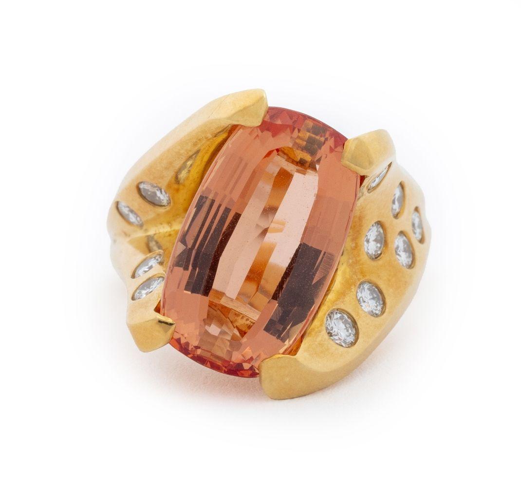 Bague en or rose 18K à topaze impériale et diamant, présentant une topaze impériale rectangulaire modifiée à facettes en escalier pesant environ 9,00 carats, également ornée de 16 diamants ronds de taille brillant en serti clos pesant au total