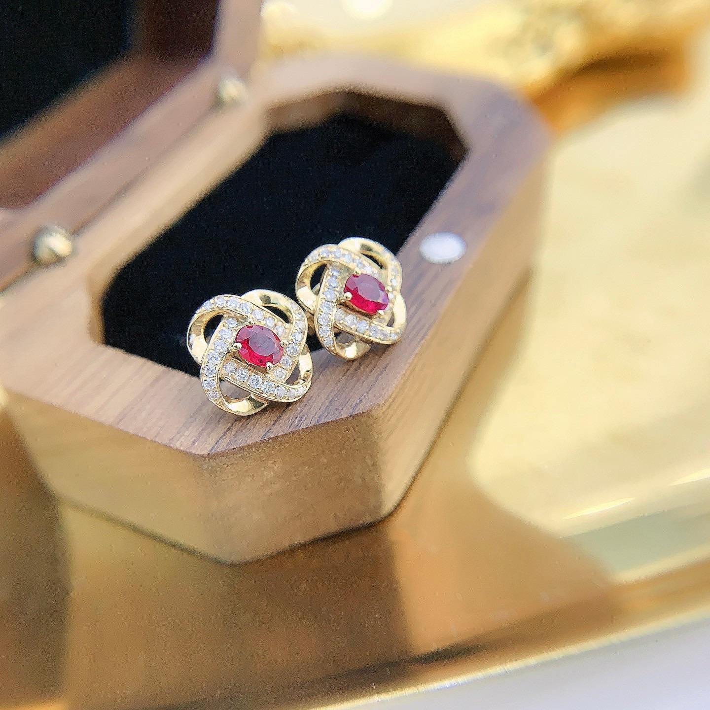 Taglio a rosa Orecchini con rubino irregolare traforato in oro rosa 18 carati con diamanti Nature in vendita