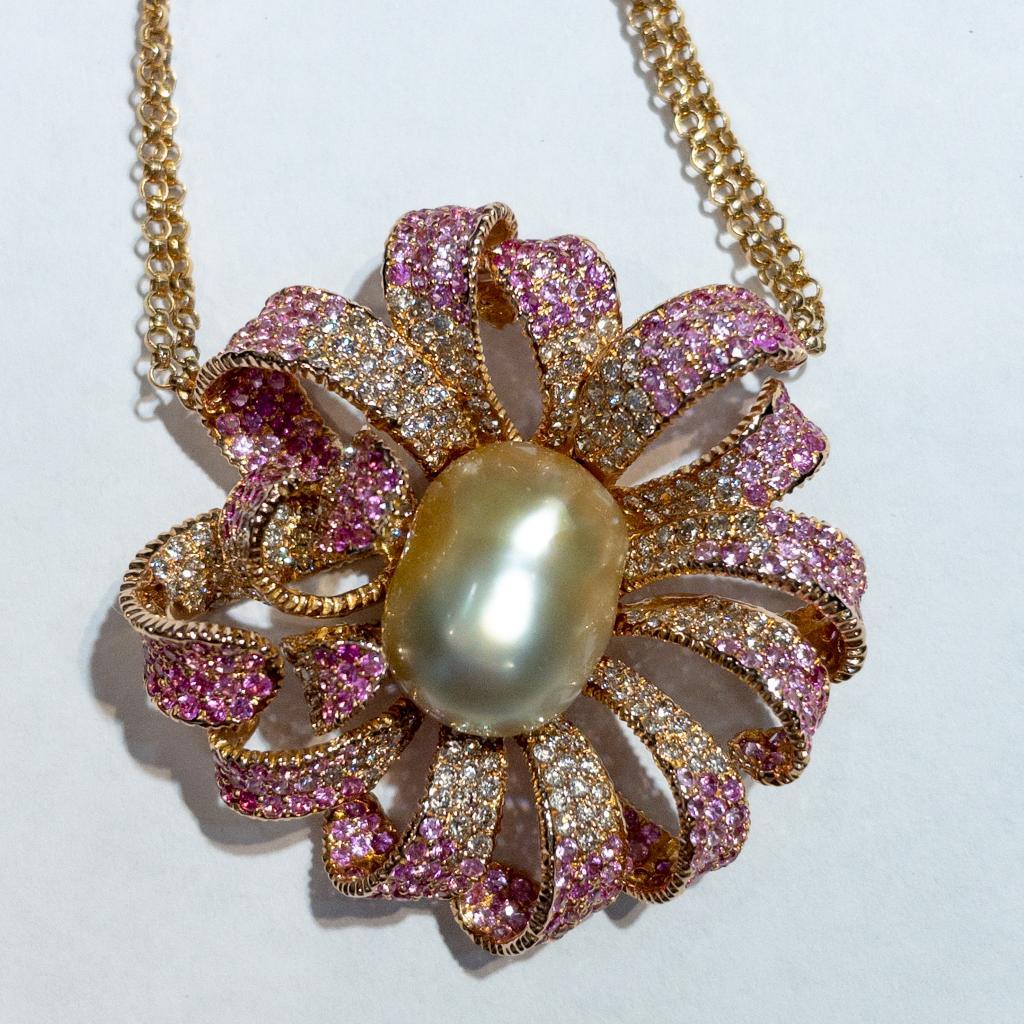 This colourful bloosom flower sapphire necklace features pink sapphires, brillant cut round diamonds and keshi pearl. Made in 18K rose gold.
225 pieces of brillant cut round diamonds - 1.69 carats
343 pieces of pink sapphires - 2.79 carats
1 piece