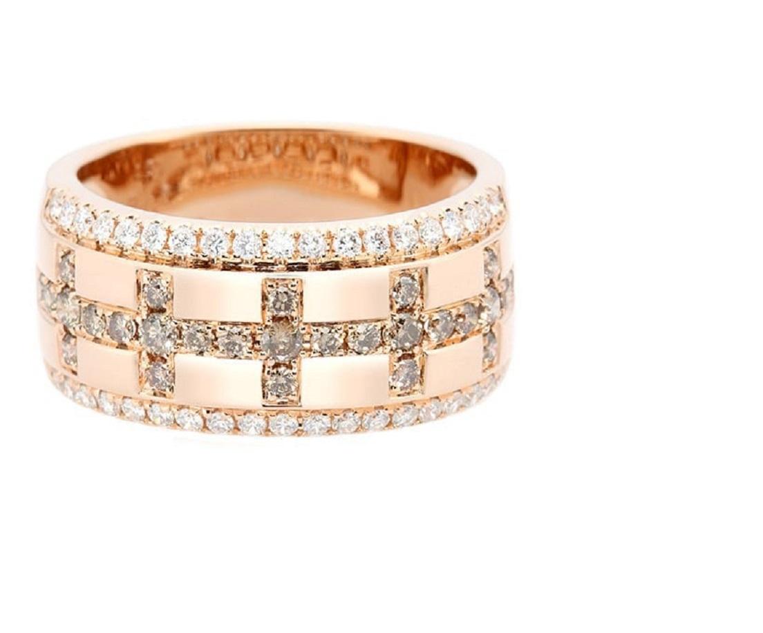 Erhöhen Sie Ihren Stil mit unserem atemberaubenden Dialing Diamond Ring. Dieser exquisite Ring aus luxuriösem 18-karätigem Roségold besticht durch sein Gittermuster, das mit schimmernden Diamanten verziert ist. Die obere und untere Reihe sind mit