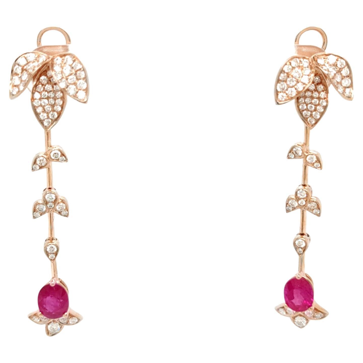 Boucles d'oreilles en goutte en or rose 18 carats avec branche de feuille en rubis de Birmanie et diamants