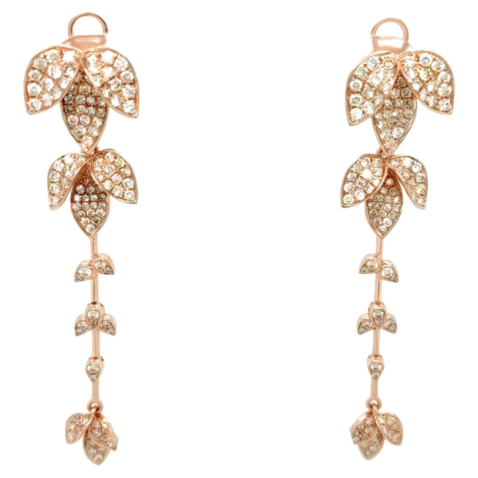 Orecchini pendenti con diamanti colorati a forma di ramo di foglia in oro rosa 18K