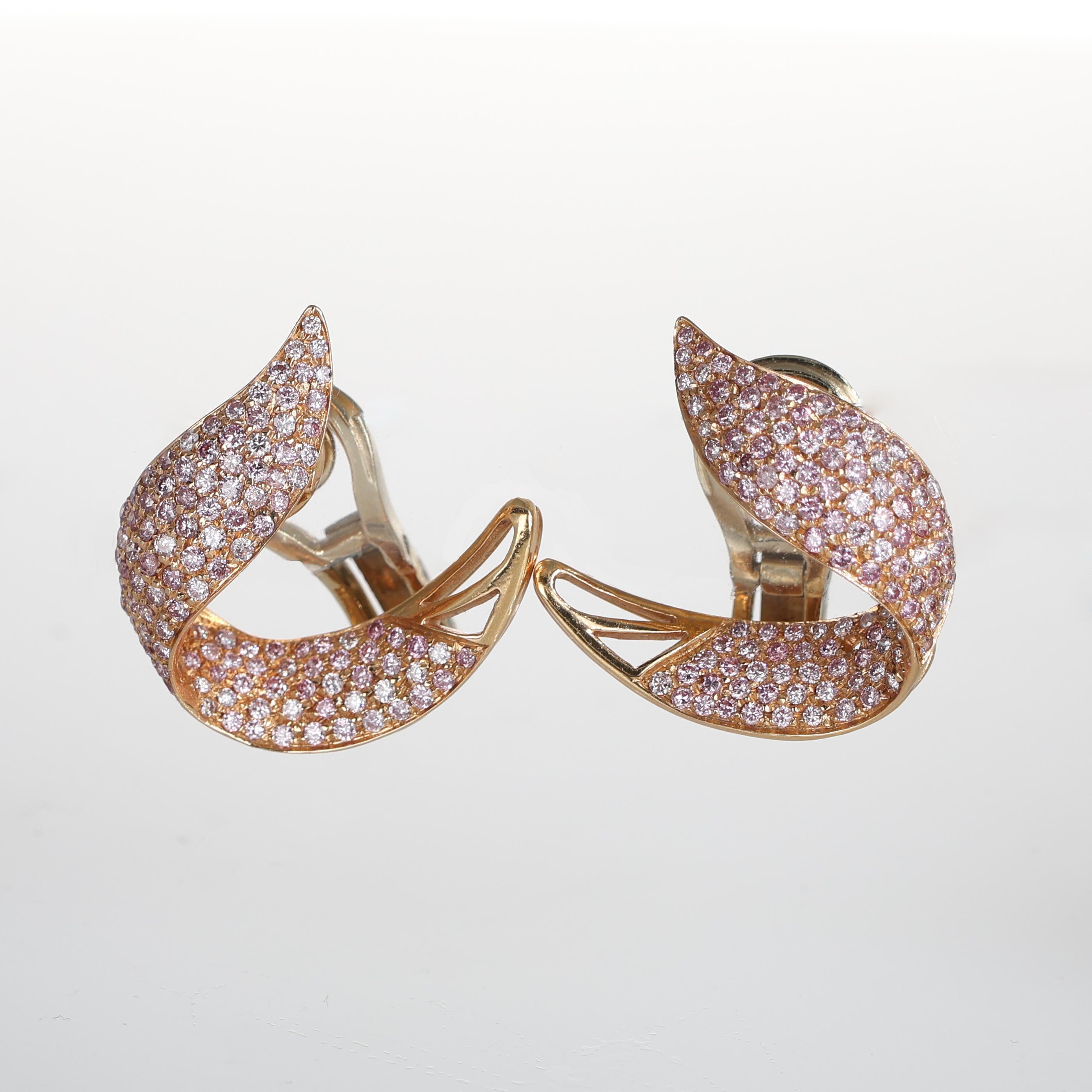 A graceful pair of earrings crafted in 18K rose gold, designed in an elegant leaf shape. The surface is adorned with a stunning pavé of brilliant-cut diamonds, totaling 1.59 carats, offering a captivating sparkle. Meticulously designed for a
