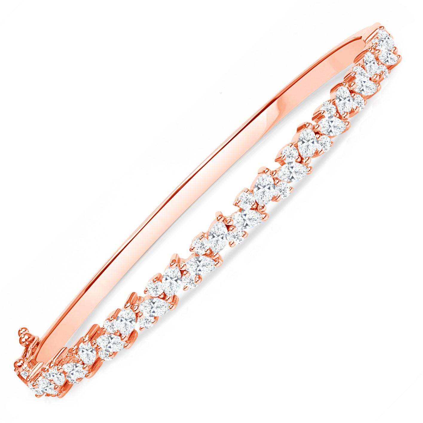 Bracelet massif en or rose 18K avec diamant marquise  Combiné avec des diamants ronds

Bracelet solide avec une rangée de diamants brillants, ce bangle au design de vigne est un bijou intemporel et éternellement élégant. La combinaison de diamants
