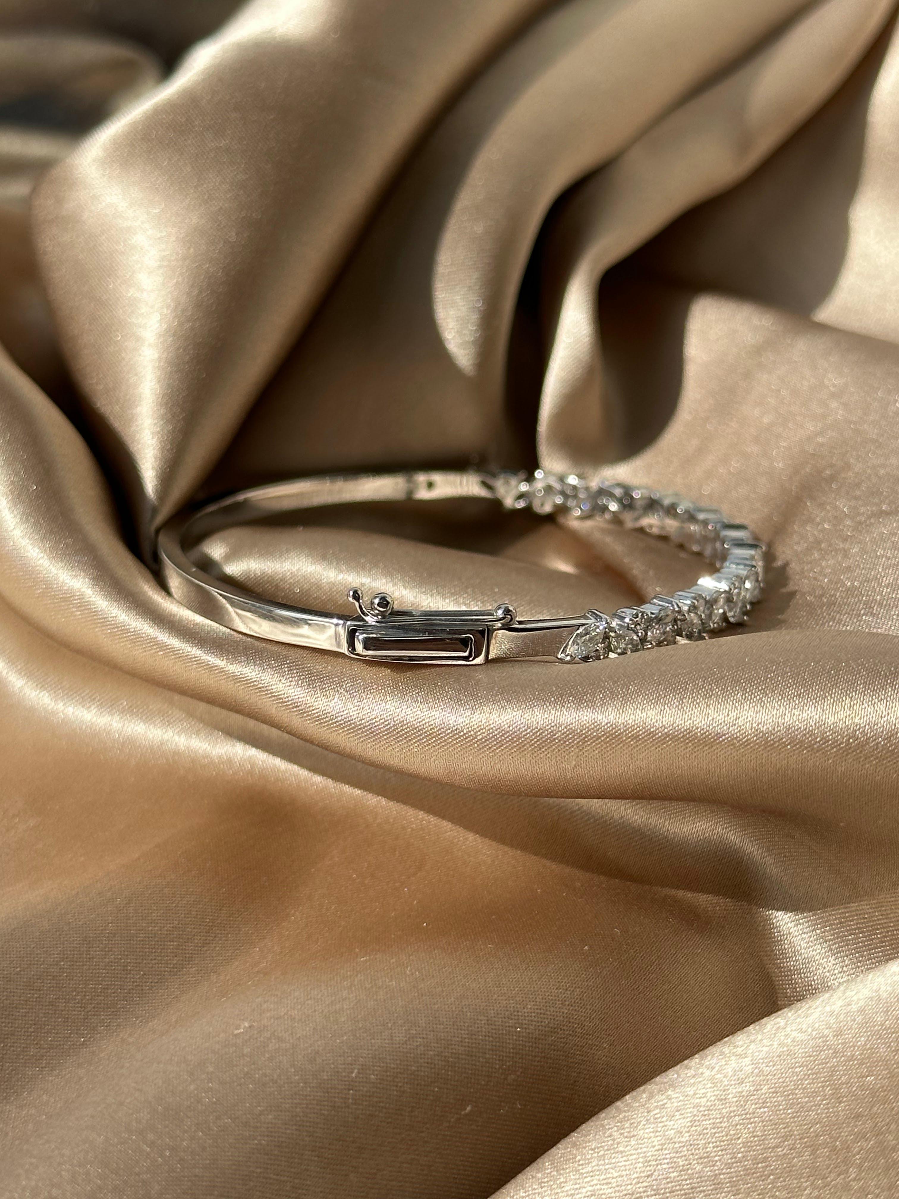 massiver Armreif aus 18 Karat Roségold mit Marquise-Diamant  kombiniert mit runden Diamanten für Damen oder Herren im Angebot