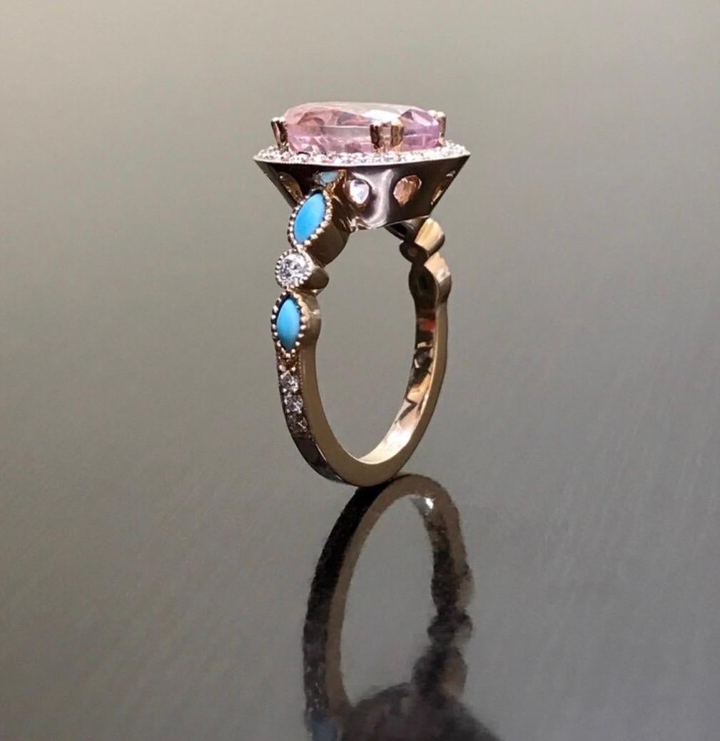 Collezione DeKara Designs

Metallo- Oro rosa 18 carati, .750.

Pietre - Al centro una Morganite ovale 11 x 9 mm da 3,75-4,25 carati, quattro turchesi marquise, due opali rotondi, 30 diamanti rotondi di colore F-G e purezza VS2, 0,40 carati.

Taglia-