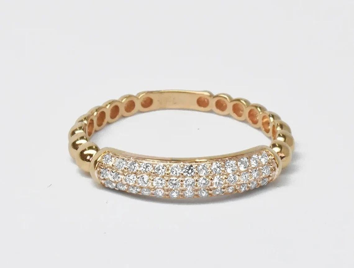 En venta: Alianza de diamantes de oro rosa de 18 quilates con micropavé media eternidad  3