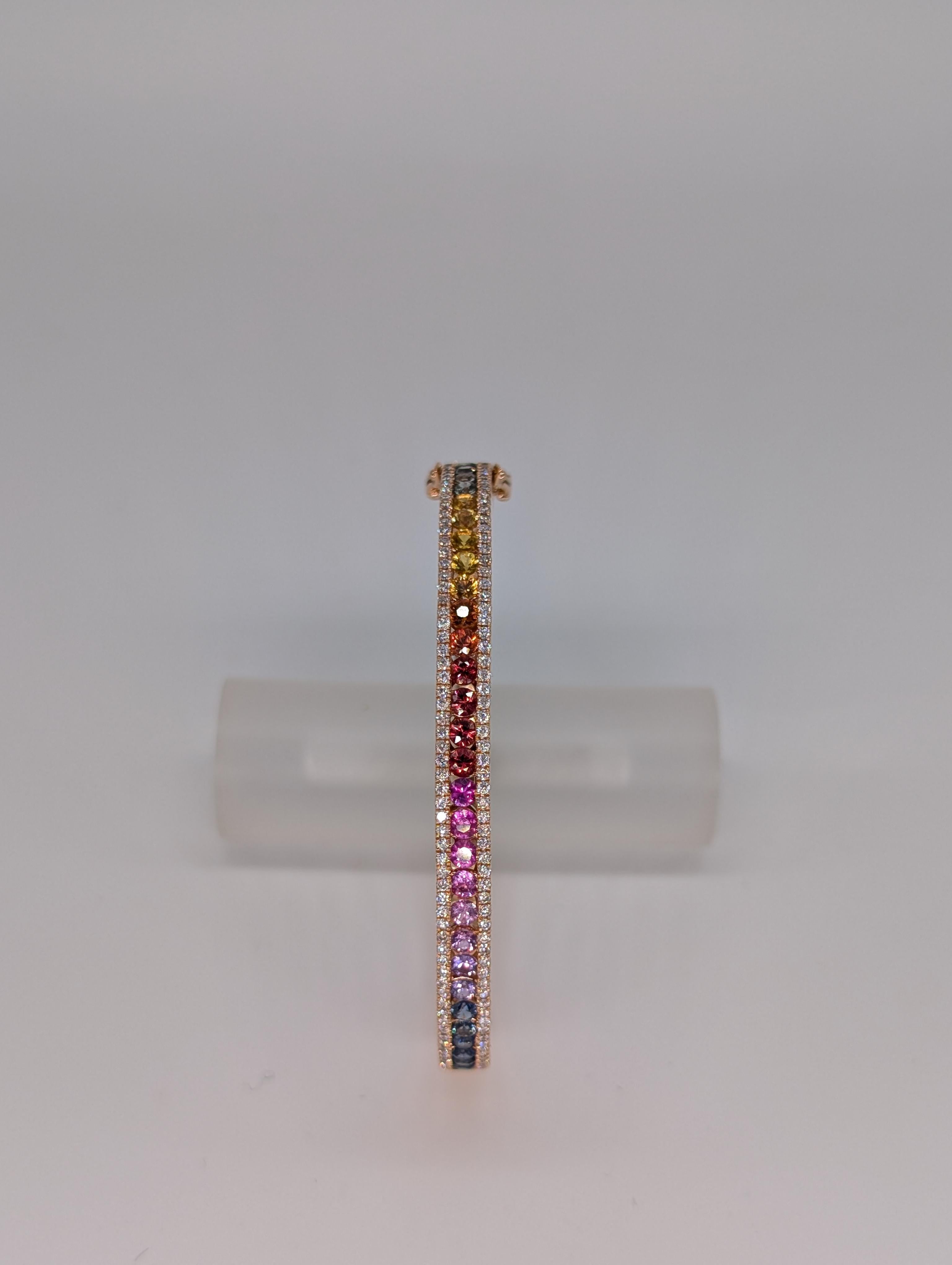 Questo squisito braccialetto in oro rosa 18 carati presenta una splendida combinazione di zaffiri multicolore e diamanti rotondi. I vibranti zaffiri, per un totale di 2,58 carati, creano un bellissimo spettro di colori, aggiungendo un tocco di