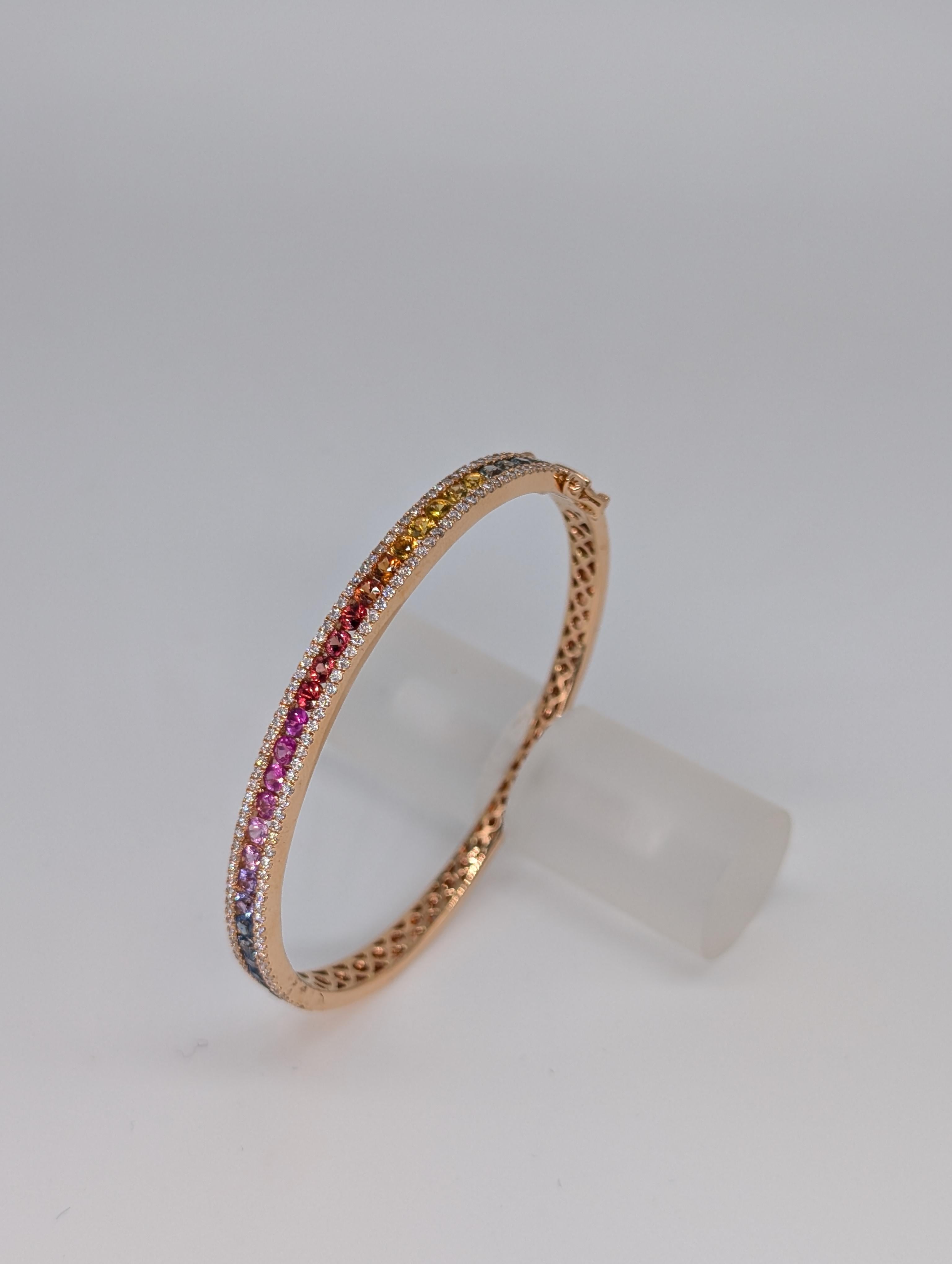 Taglio rotondo Bangle in oro rosa 18k con zaffiro multicolore e diamanti in vendita