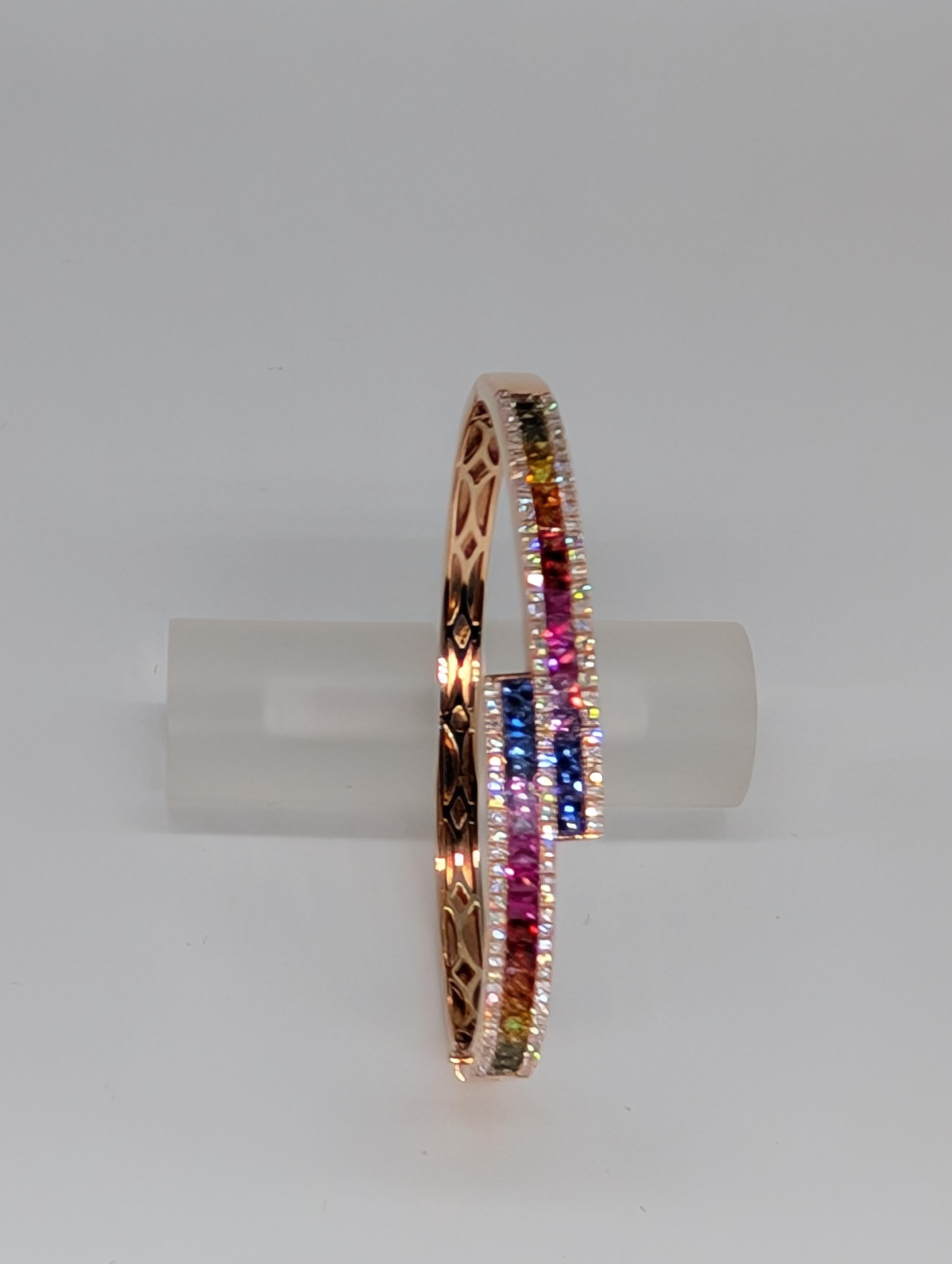 Questo splendido modello in oro rosa 18 carati  Il braccialetto bypass presenta una splendida combinazione di zaffiri multicolore e diamanti rotondi. I vibranti zaffiri, per un totale di 3,62 carati, creano un bellissimo spettro di colori,