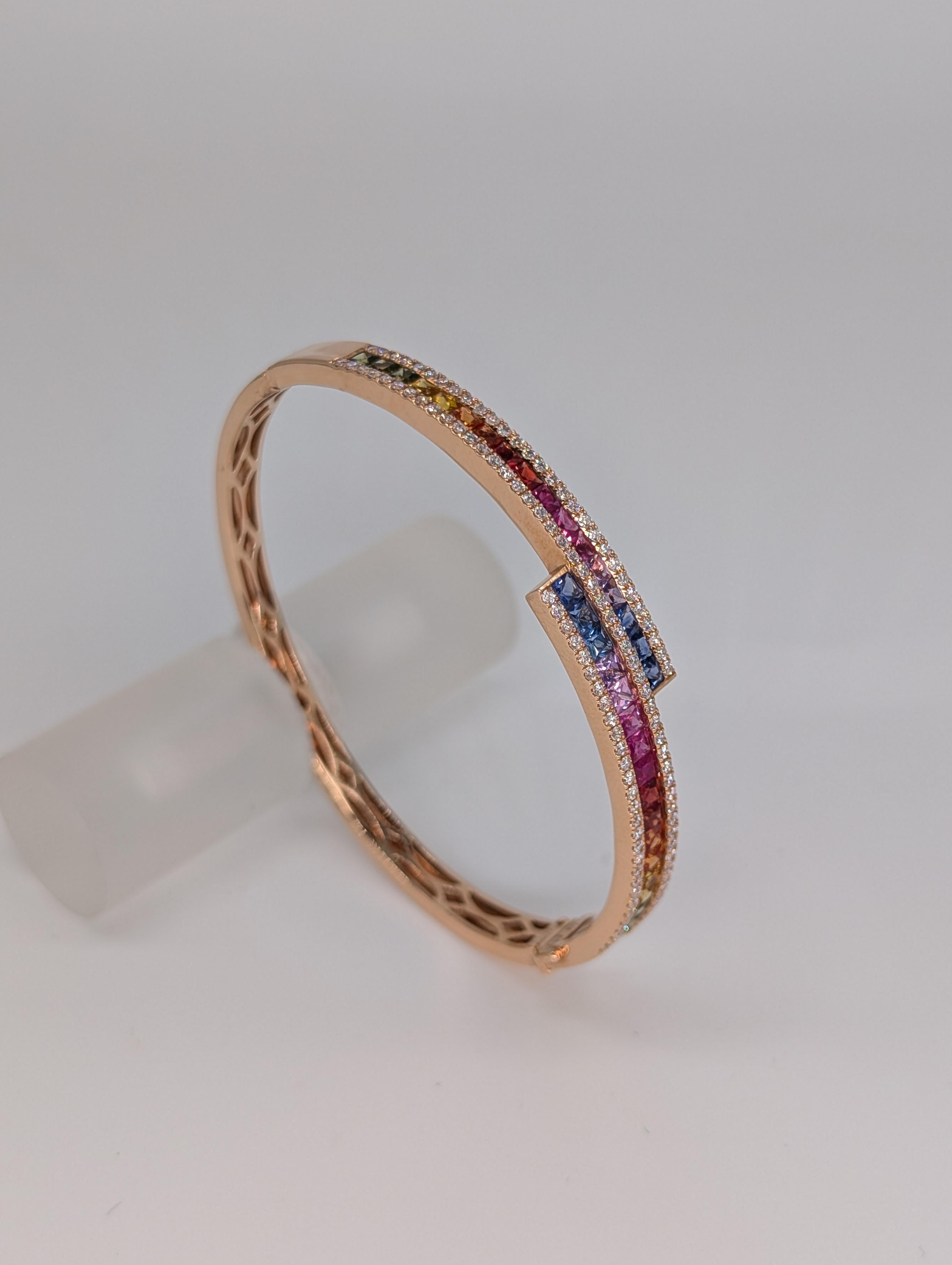 Taglio rotondo Bangle bypass in oro rosa 18k con zaffiro multicolore e diamanti in vendita