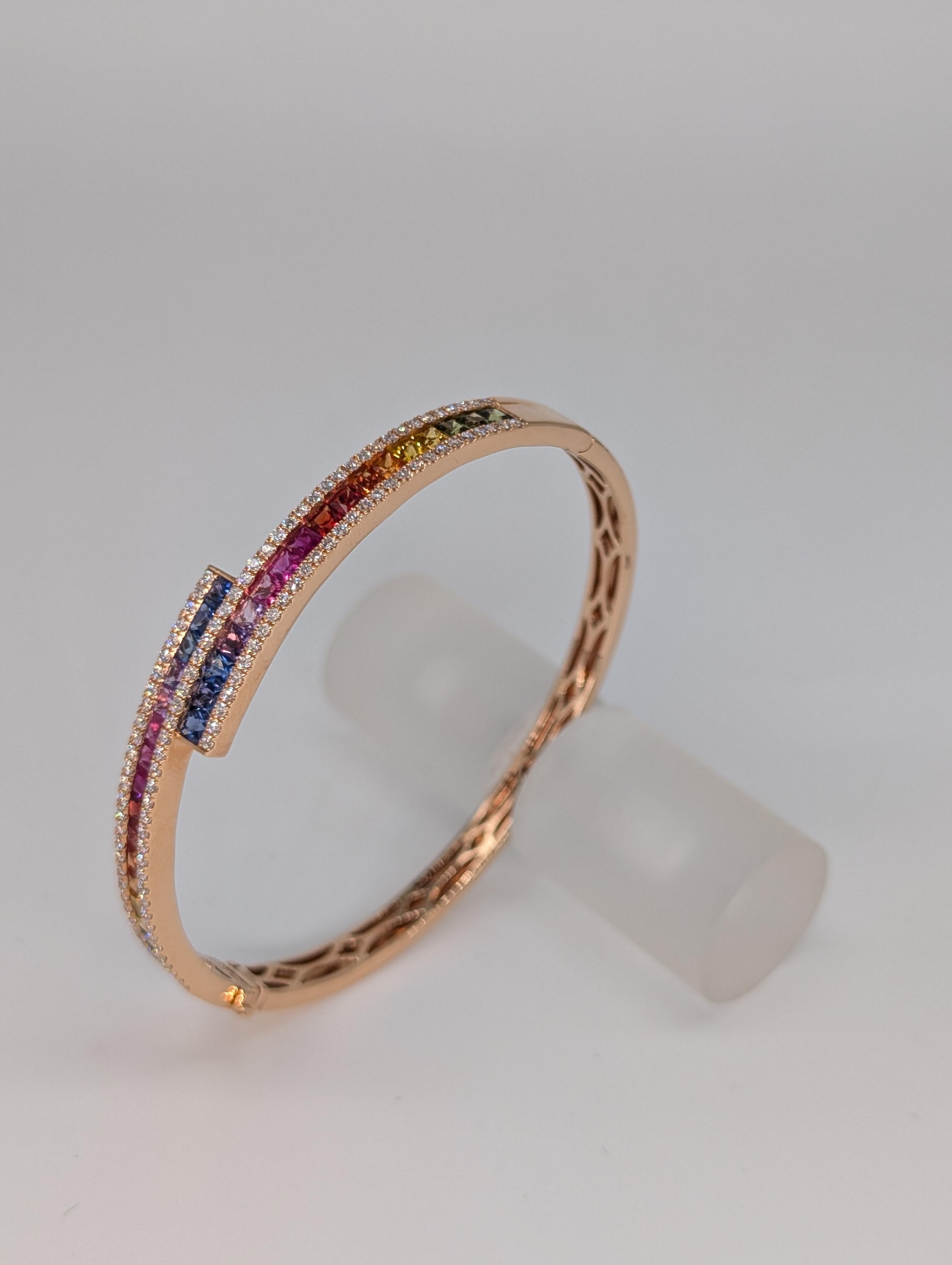 Bangle bypass in oro rosa 18k con zaffiro multicolore e diamanti In condizioni Nuovo in vendita a New York, US