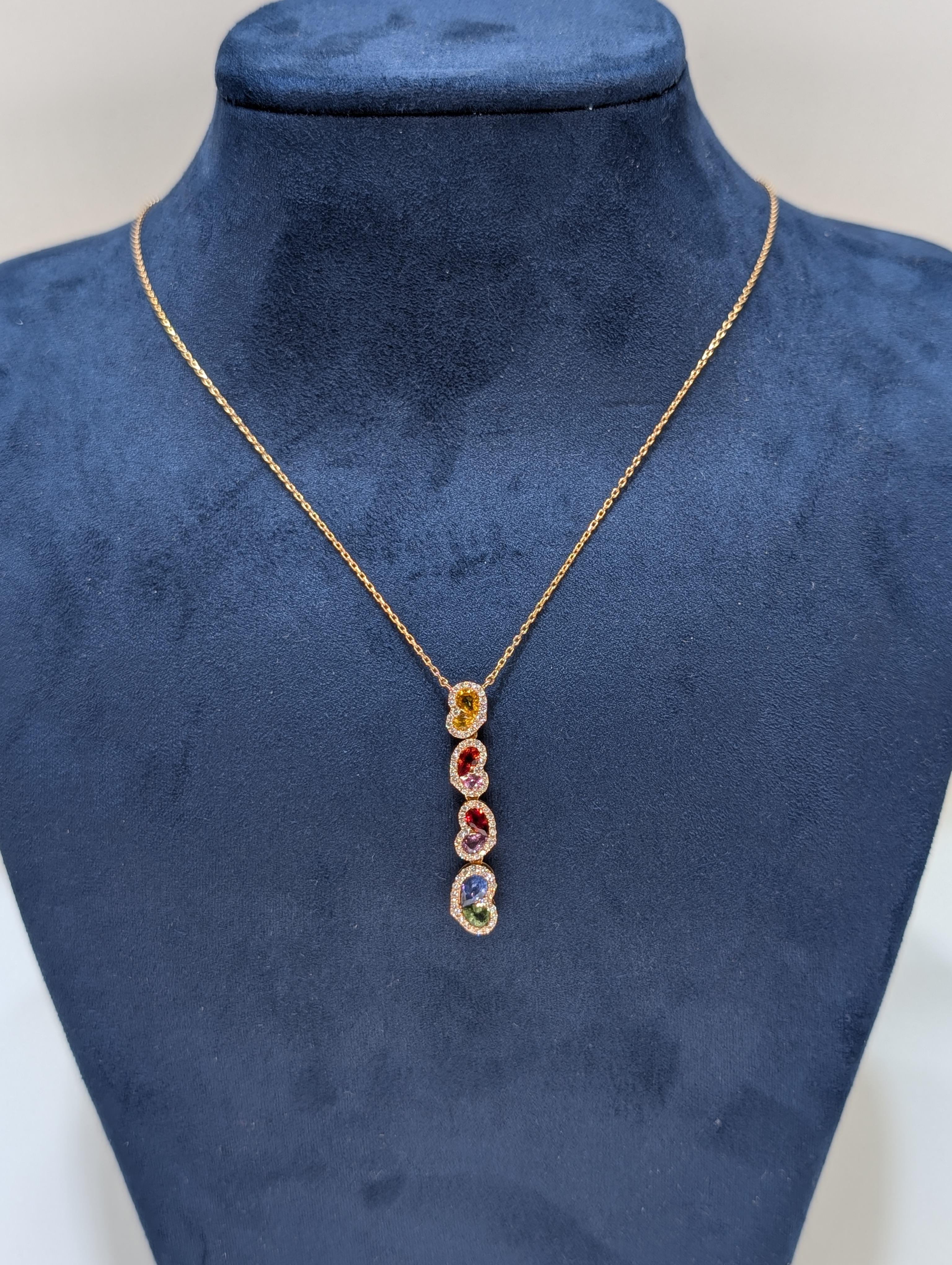 Questo elegante ciondolo in oro rosa è caratterizzato da uno splendido zaffiro multicolore a forma di pera, che mostra una miscela di tonalità vibranti che affascinano lo sguardo. Lo zaffiro è delicatamente incastonato in una montatura in oro rosa