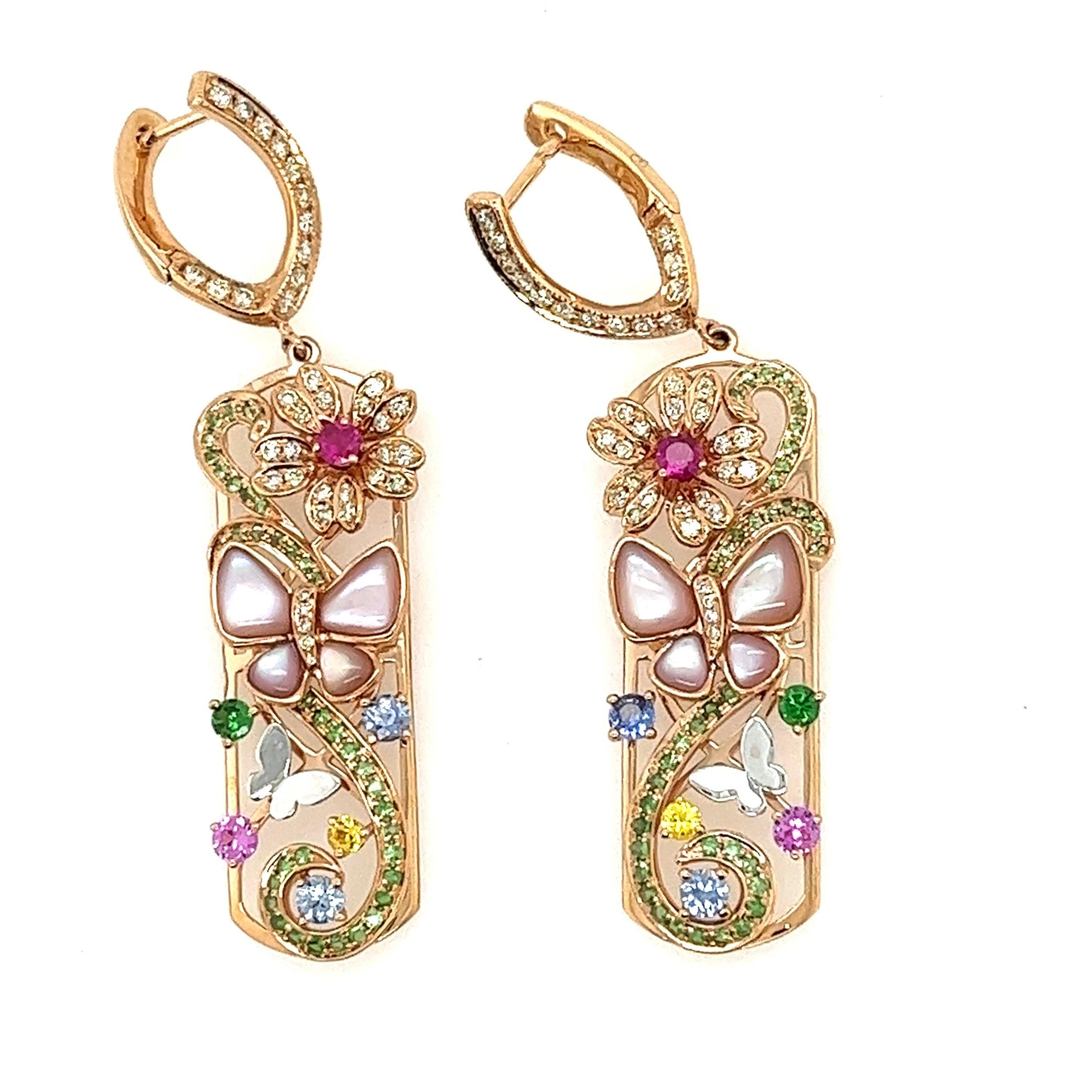 Boucles d'oreilles collection jardin en or rose 18 carats, saphirs multicolores et diamants

4 Saphirs bleus - 0.52 CT
74 Diamants - 0,79 CT
82 Grenats verts - 0,73 CT
8 perles - 1.90 CT
4 Saphirs roses/Rubis - 0,42 CT
2 Saphirs jaunes - 0.13