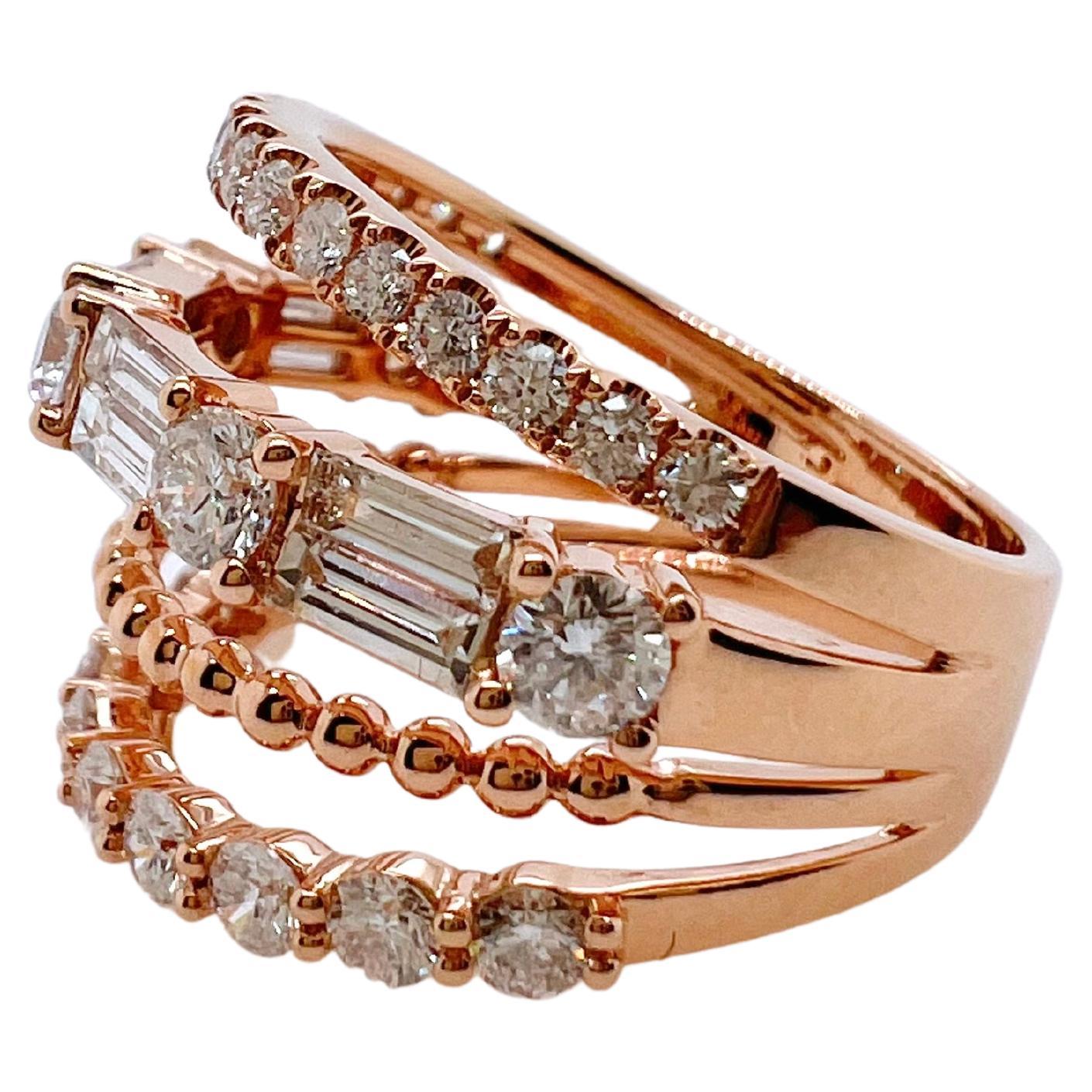 Dieser moderne Diamant-Multilayer-Ring wird Ihr Lieblingsring sein.  Die schönen Reihen haben alle unterschiedliche Muster, um
machen diesen Ring zu einem echten Hingucker.  Die Baguettes und runden Diamanten werden in diesem Ring verwendet, um