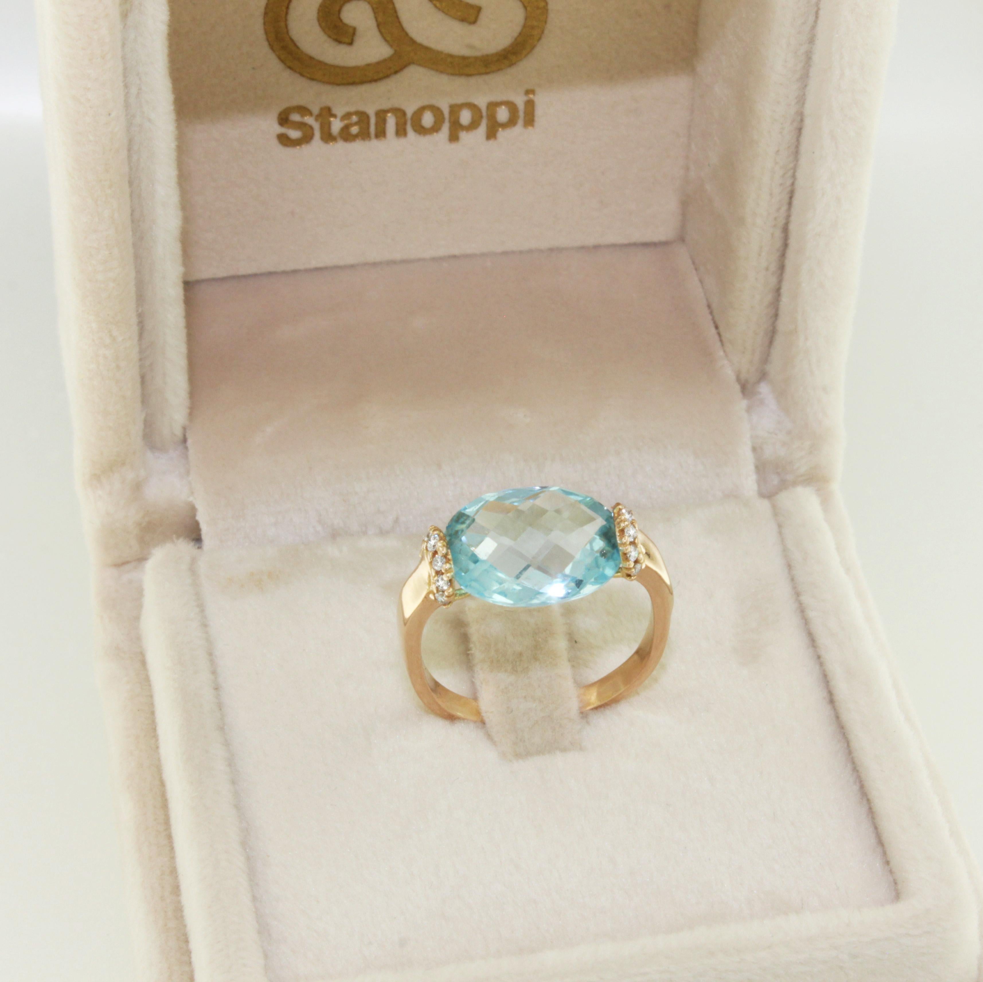 Women's or Men's 18k Rose Gold Natural Blue Topaz and White Diamonds Modern Cocktail Ring For Sale