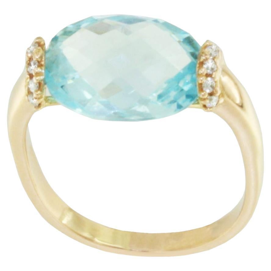 Anillo de cóctel moderno de oro rosa de 18k con topacio azul natural y diamantes blancos