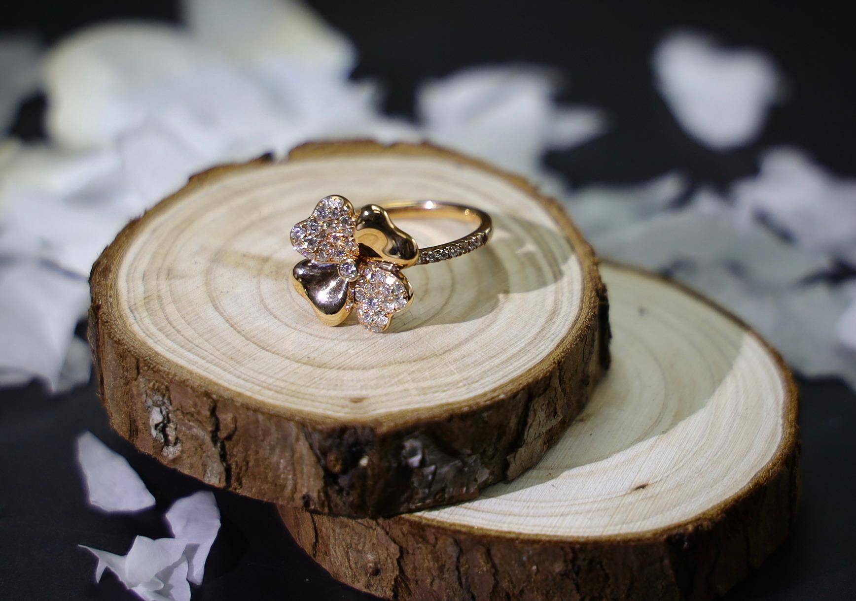 Moderne Bague en or rose 18 carats à diamant naturel de forme classique en vente