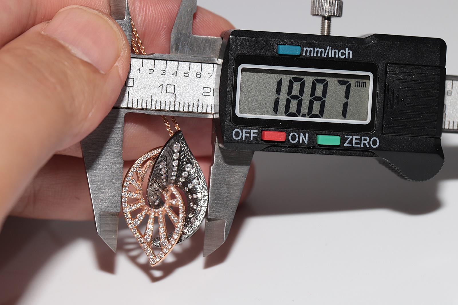 Collier pendentif style feuille en or rose 18 carats décoré de diamants naturels en vente 4