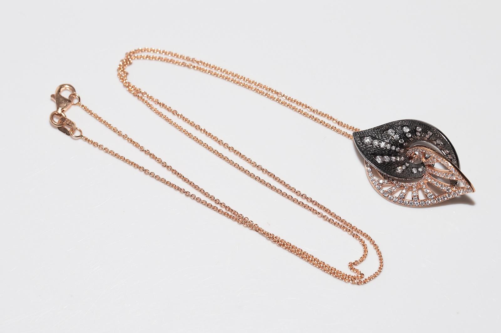 Collier pendentif style feuille en or rose 18 carats décoré de diamants naturels en vente 6