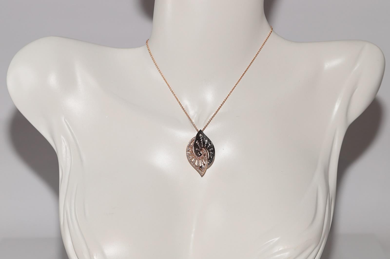 En très bon état.
Le poids total est de 7.8 grammes.
Le diamant est de 1,25 ct.
Le diamant est de couleur G-H et de pureté vvs-vs.
La longueur totale de la chaîne est de 45 cm.
N'hésitez pas à nous contacter pour toute question.