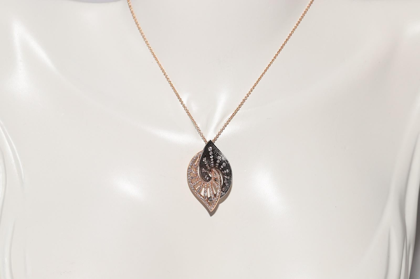 Moderne Collier pendentif style feuille en or rose 18 carats décoré de diamants naturels en vente