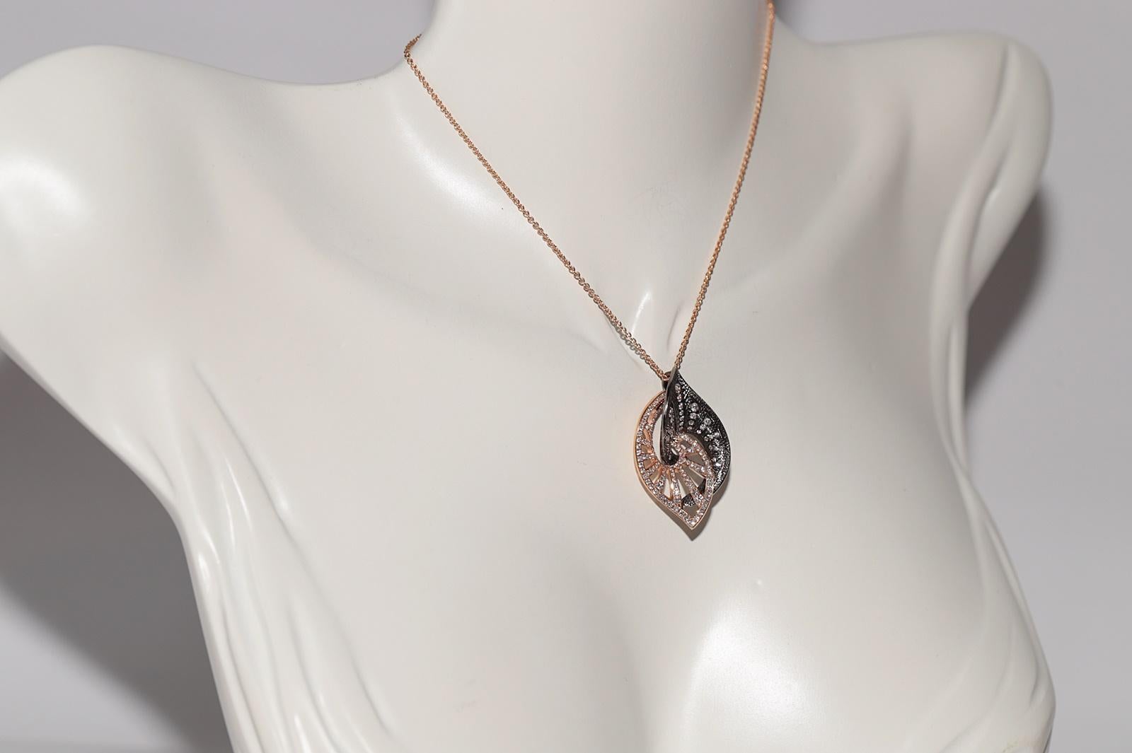Taglio brillante Collana con ciondolo a forma di foglia decorata con diamanti naturali in oro rosa 18k in vendita