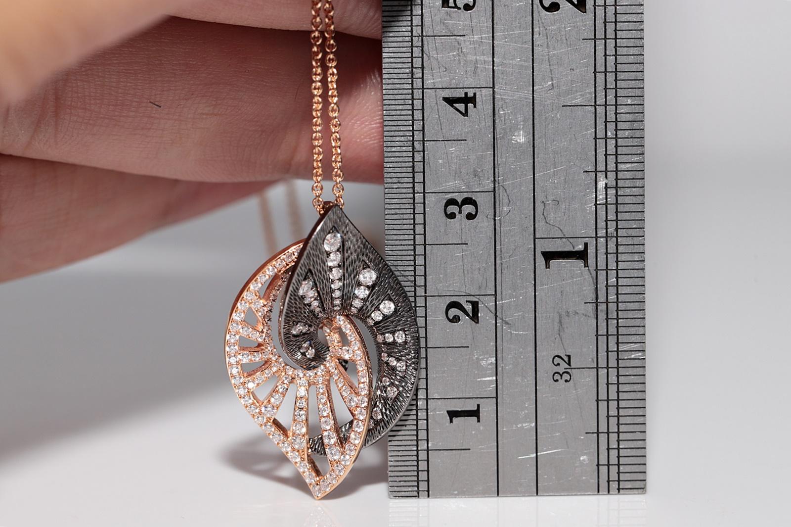 Collier pendentif style feuille en or rose 18 carats décoré de diamants naturels en vente 3