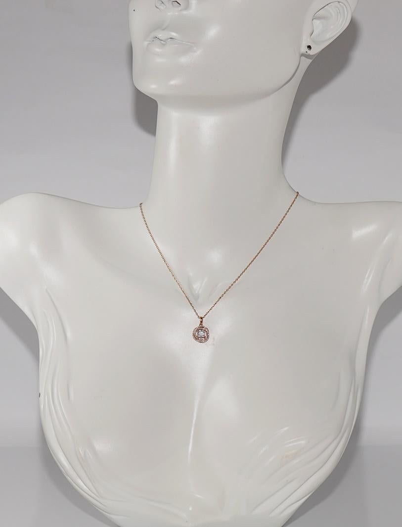 En très bon état.
Le poids total est de 2.9 grammes.
Au total, un diamant de 0,57 ct.
Le diamant est de couleur G-H et de pureté vvs-vs.
La longueur totale de la chaîne est de 40 cm.
N'hésitez pas à nous contacter pour toute question.