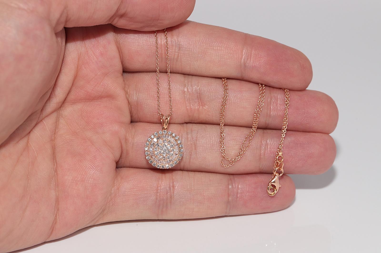 Collana con ciondolo rotondo decorato con diamanti naturali in oro rosa 18k in vendita 4