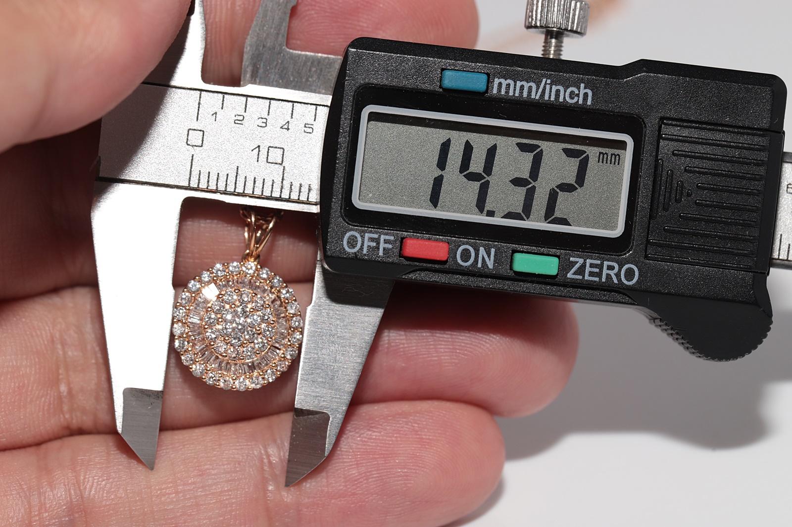 Collana con ciondolo rotondo decorato con diamanti naturali in oro rosa 18k in vendita 5