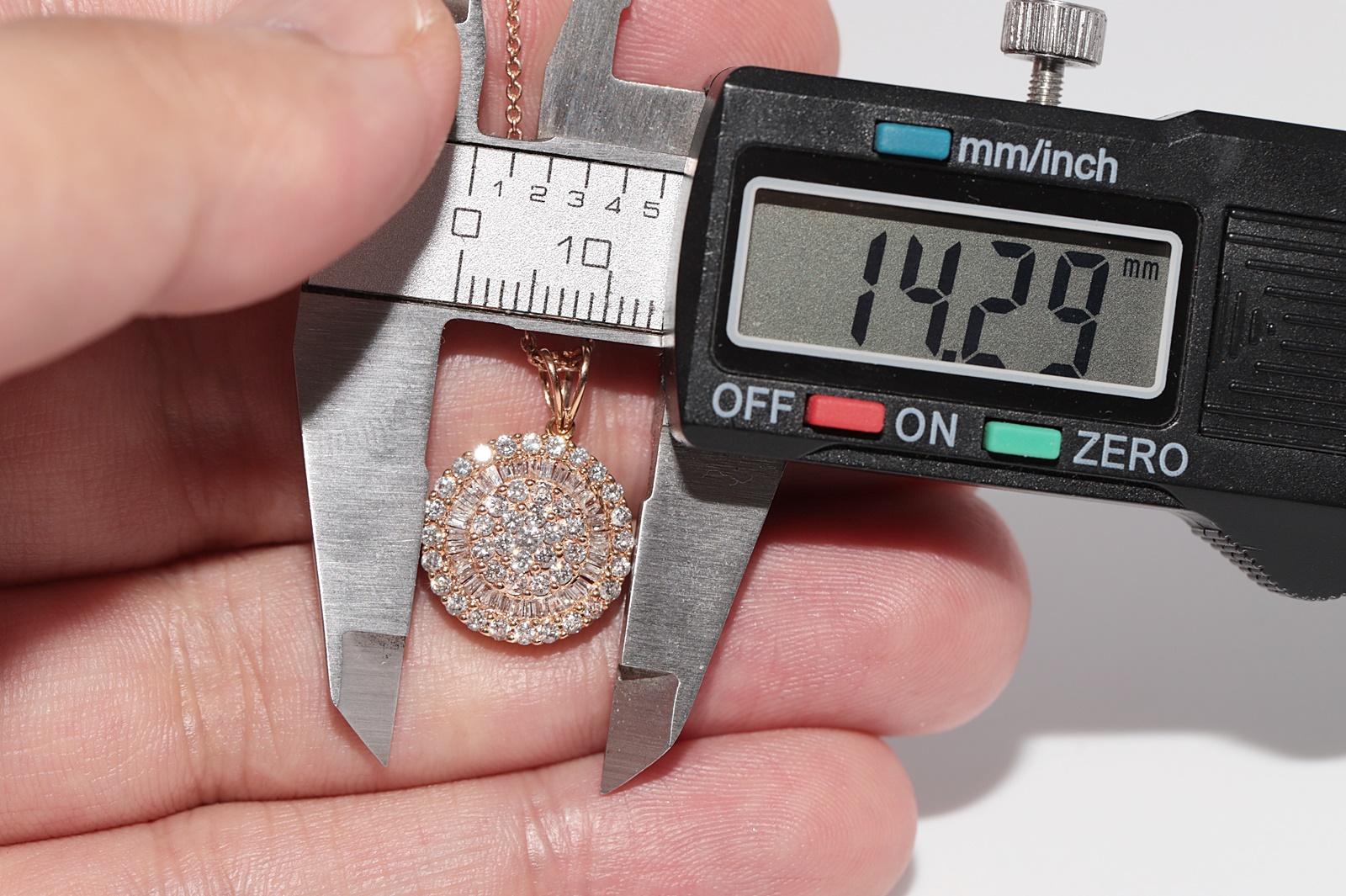 Collana con ciondolo rotondo decorato con diamanti naturali in oro rosa 18k in vendita 6