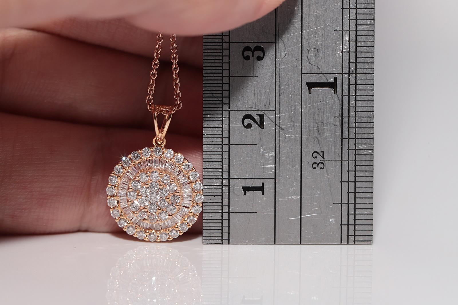 Collana con ciondolo rotondo decorato con diamanti naturali in oro rosa 18k in vendita 8