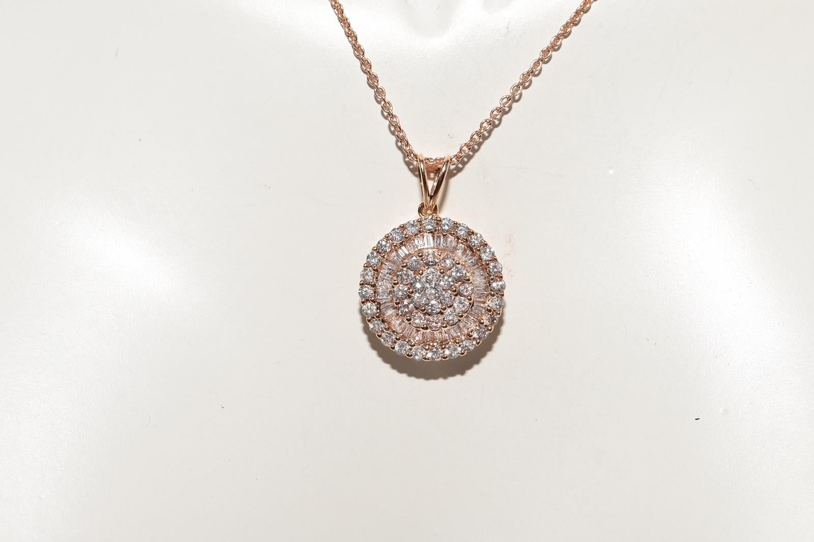 Moderno Collana con ciondolo rotondo decorato con diamanti naturali in oro rosa 18k in vendita