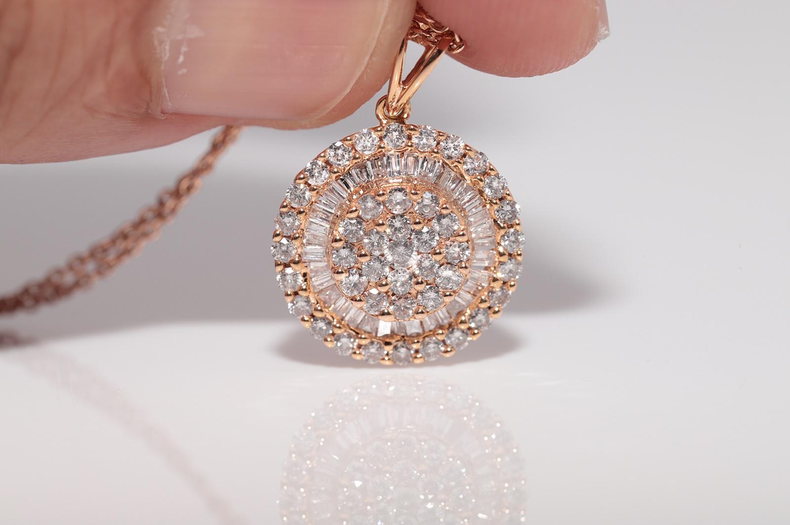 Collana con ciondolo rotondo decorato con diamanti naturali in oro rosa 18k in vendita 1