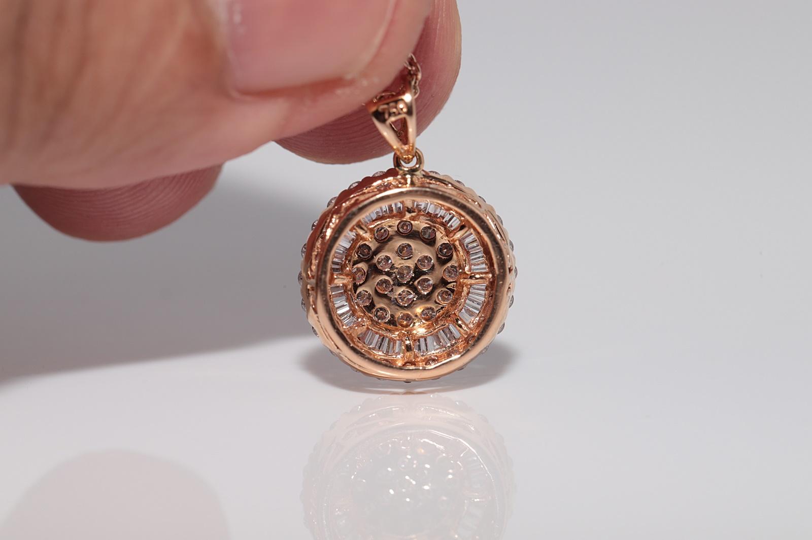 Collana con ciondolo rotondo decorato con diamanti naturali in oro rosa 18k in vendita 2