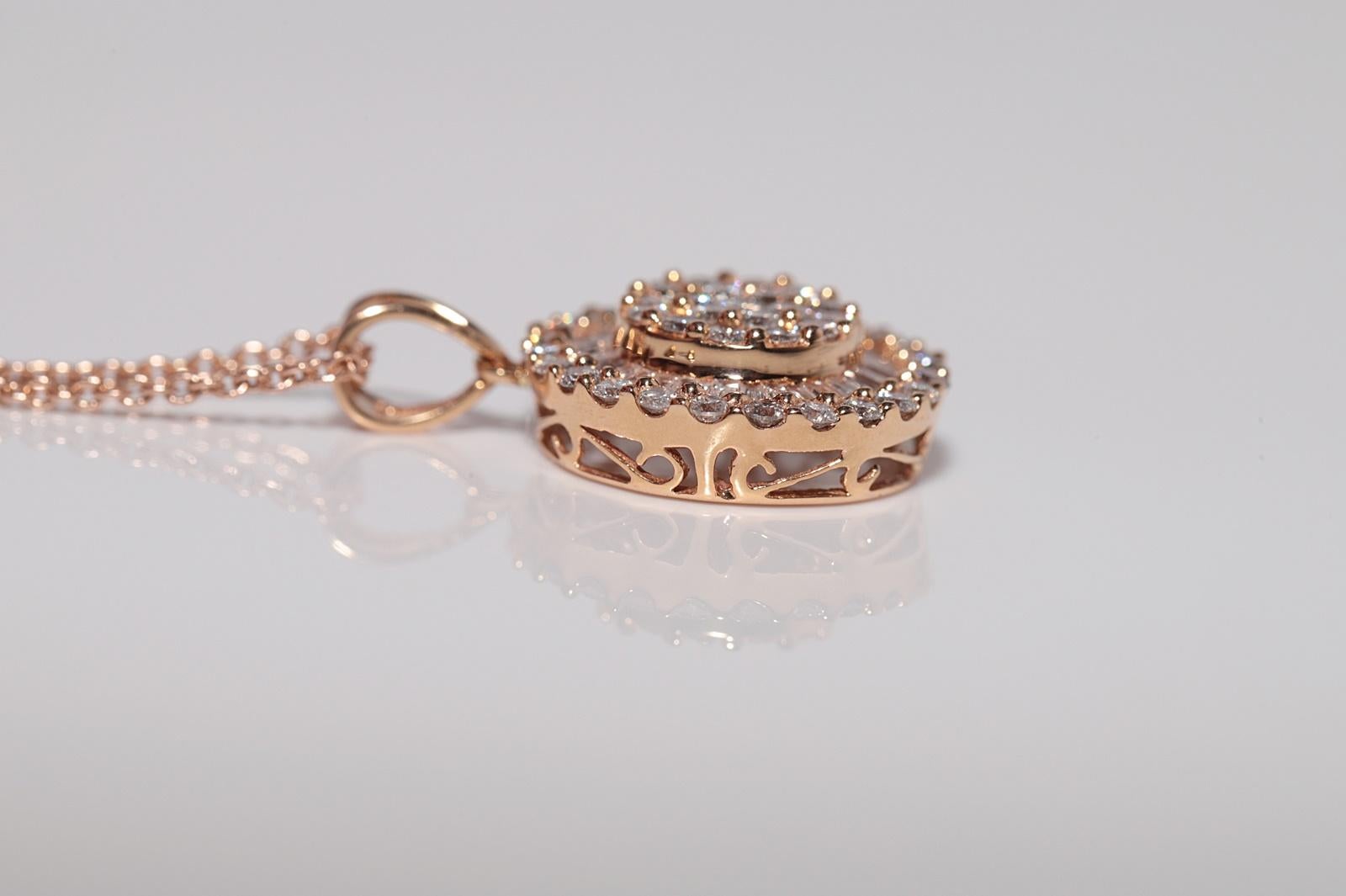 Collana con ciondolo rotondo decorato con diamanti naturali in oro rosa 18k in vendita 3
