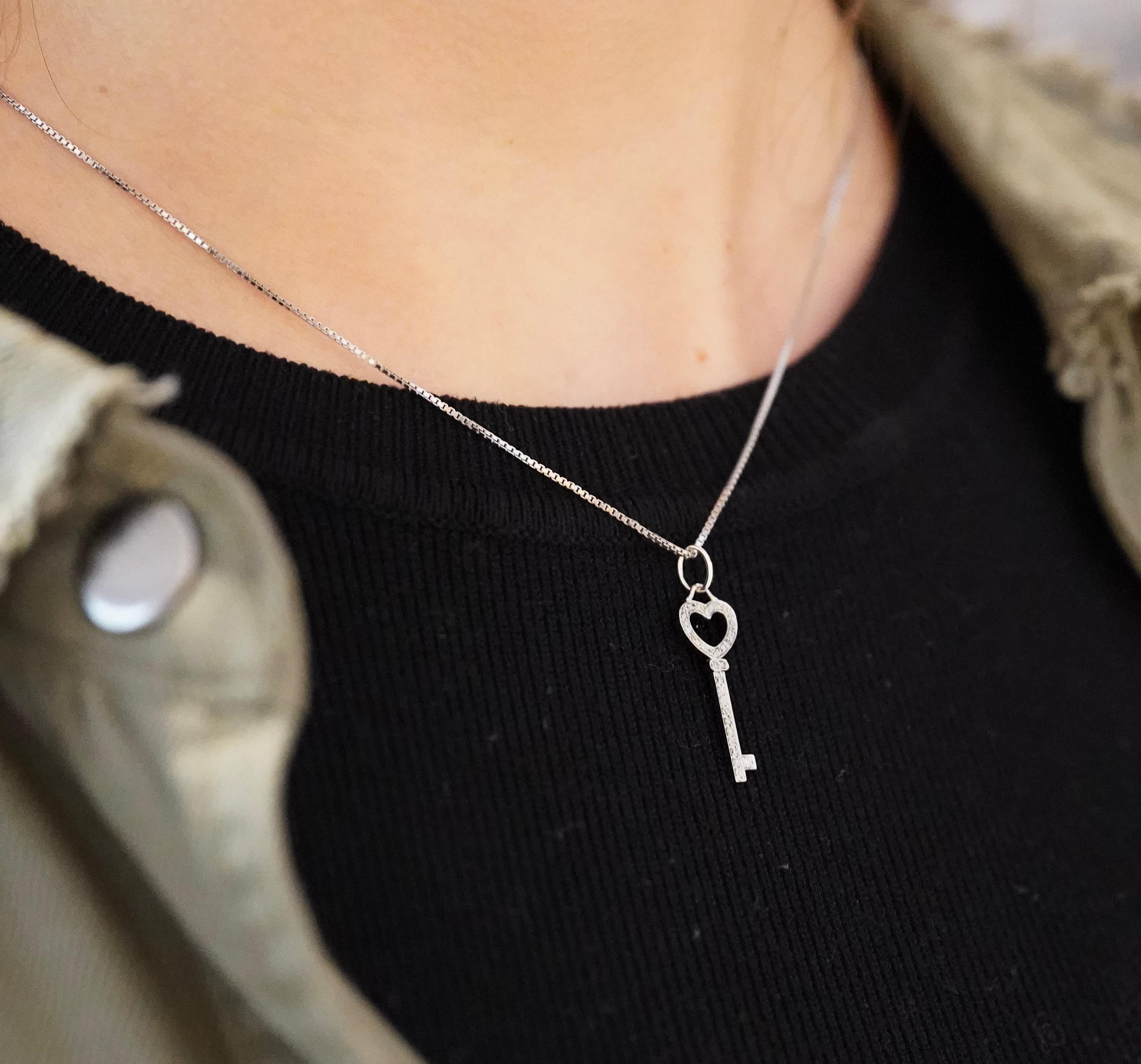 Collana con ciondolo Key To My Heart in oro rosa 18k con diamanti naturali In condizioni Nuovo in vendita a Miami, FL