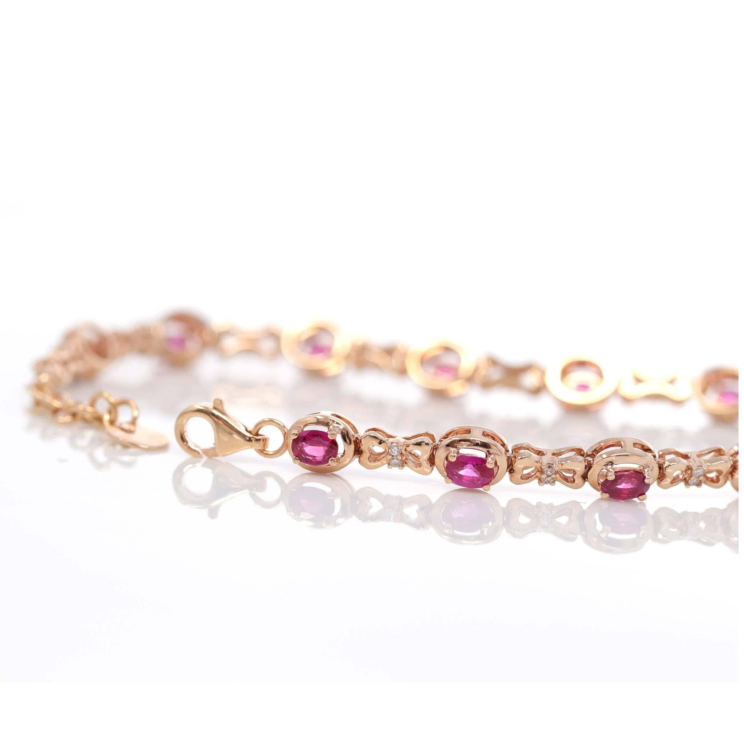 Taille ovale Bracelet à charnières en or rose 18 carats avec rubis naturel et diamants en vente