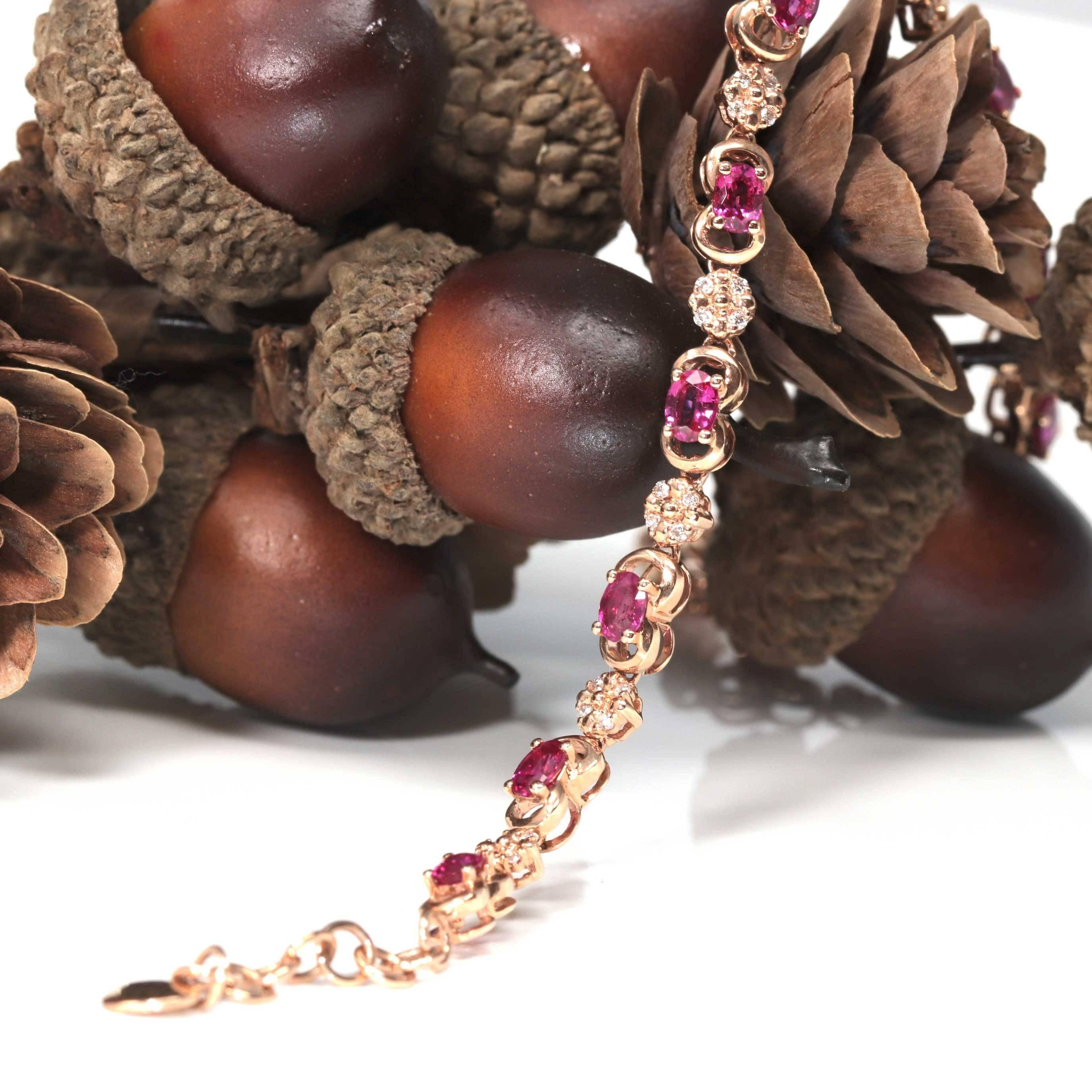 Bracelet à charnières en or rose 18 carats avec rubis naturel et diamants en vente 1