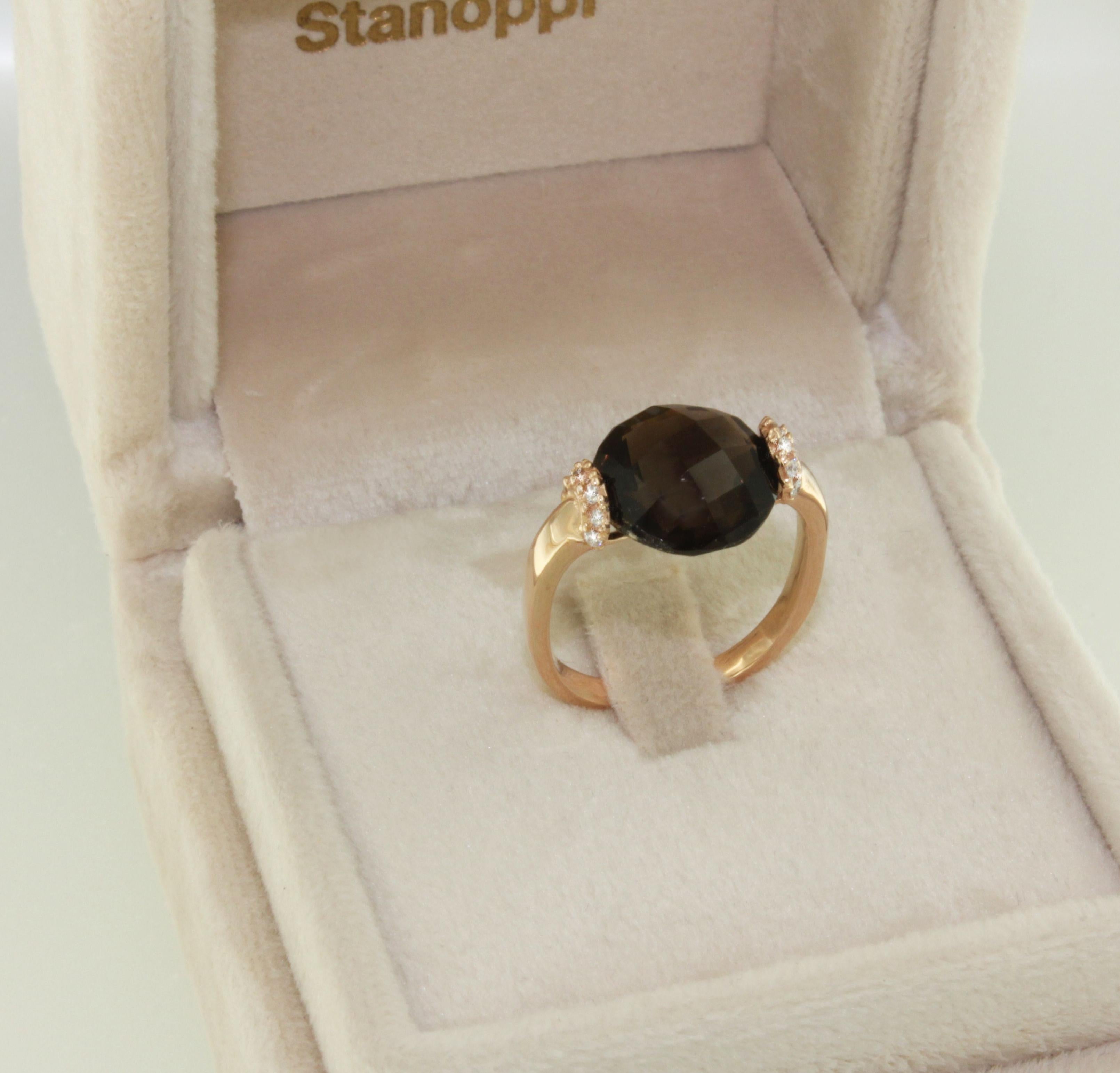 Women's or Men's 18k Rose Gold Natural Smoke Qurartz and White Diamonds Modern Cocktail Ring For Sale